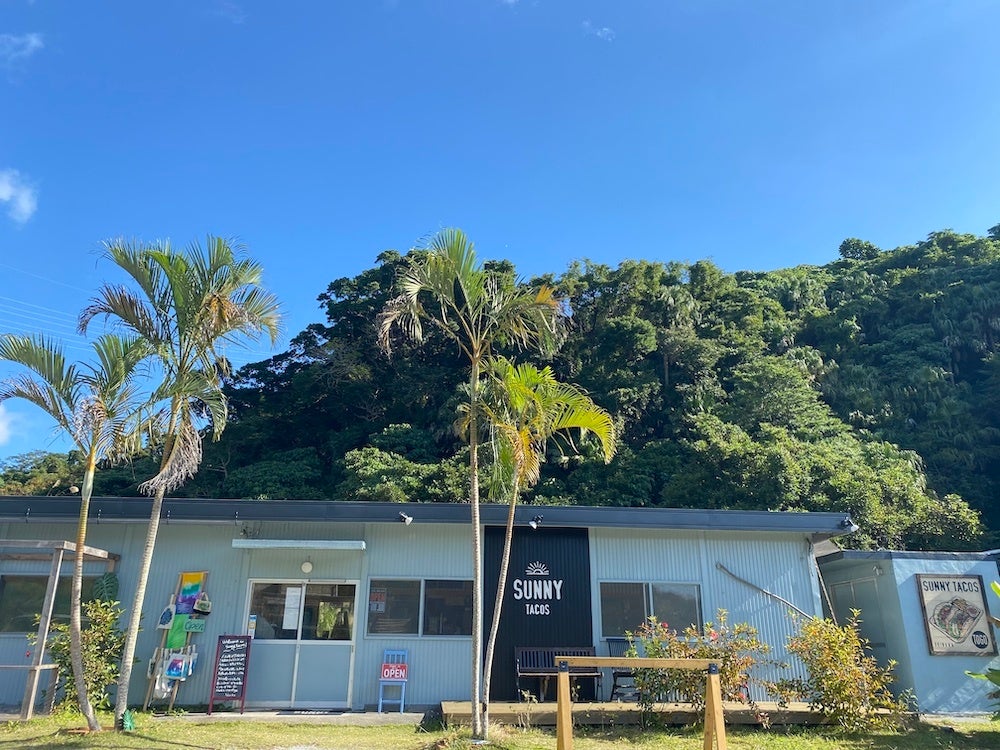 店舗裏には芝生の広がるガーデンも