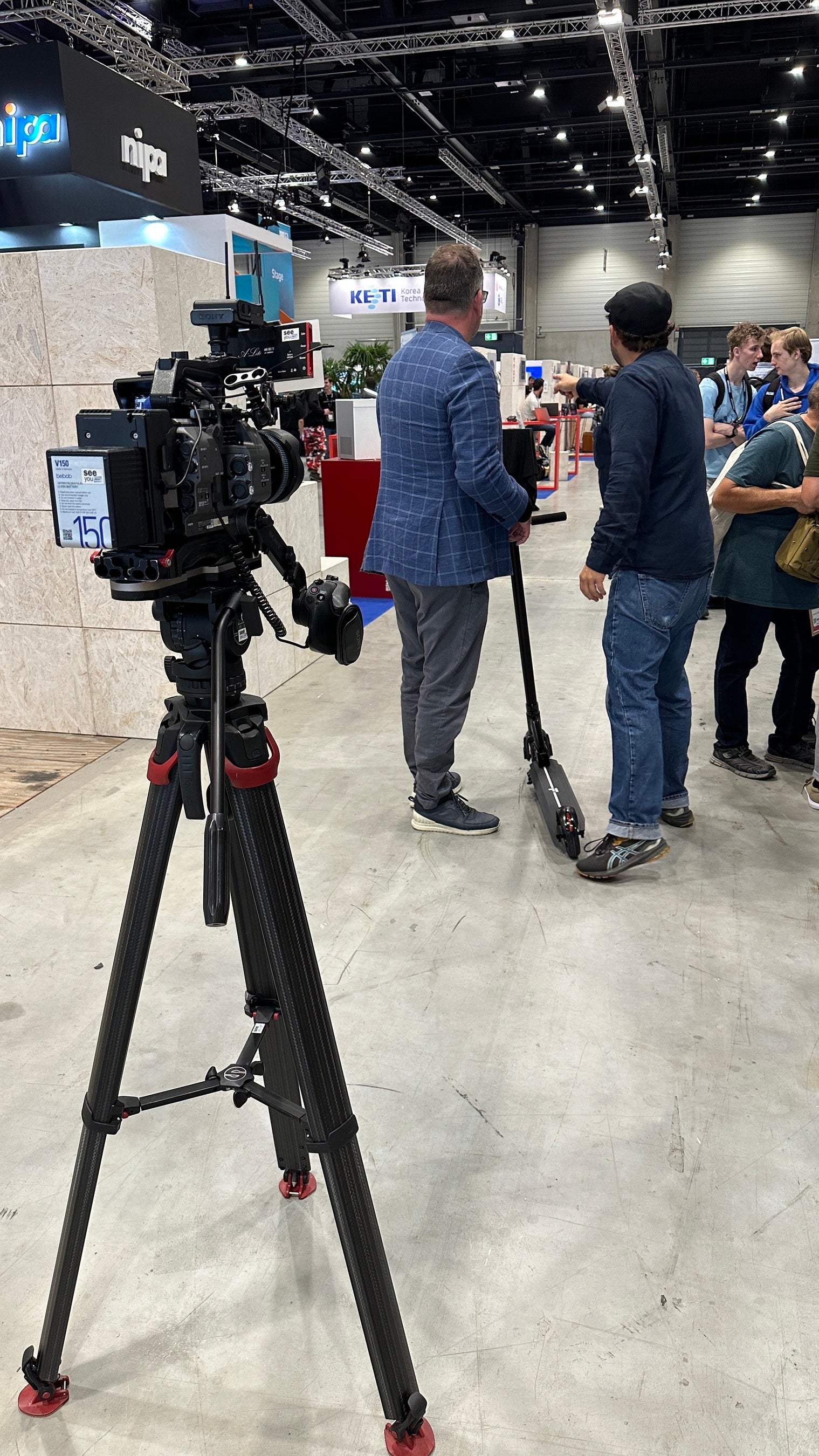 スイスTV局 取材対応の様子