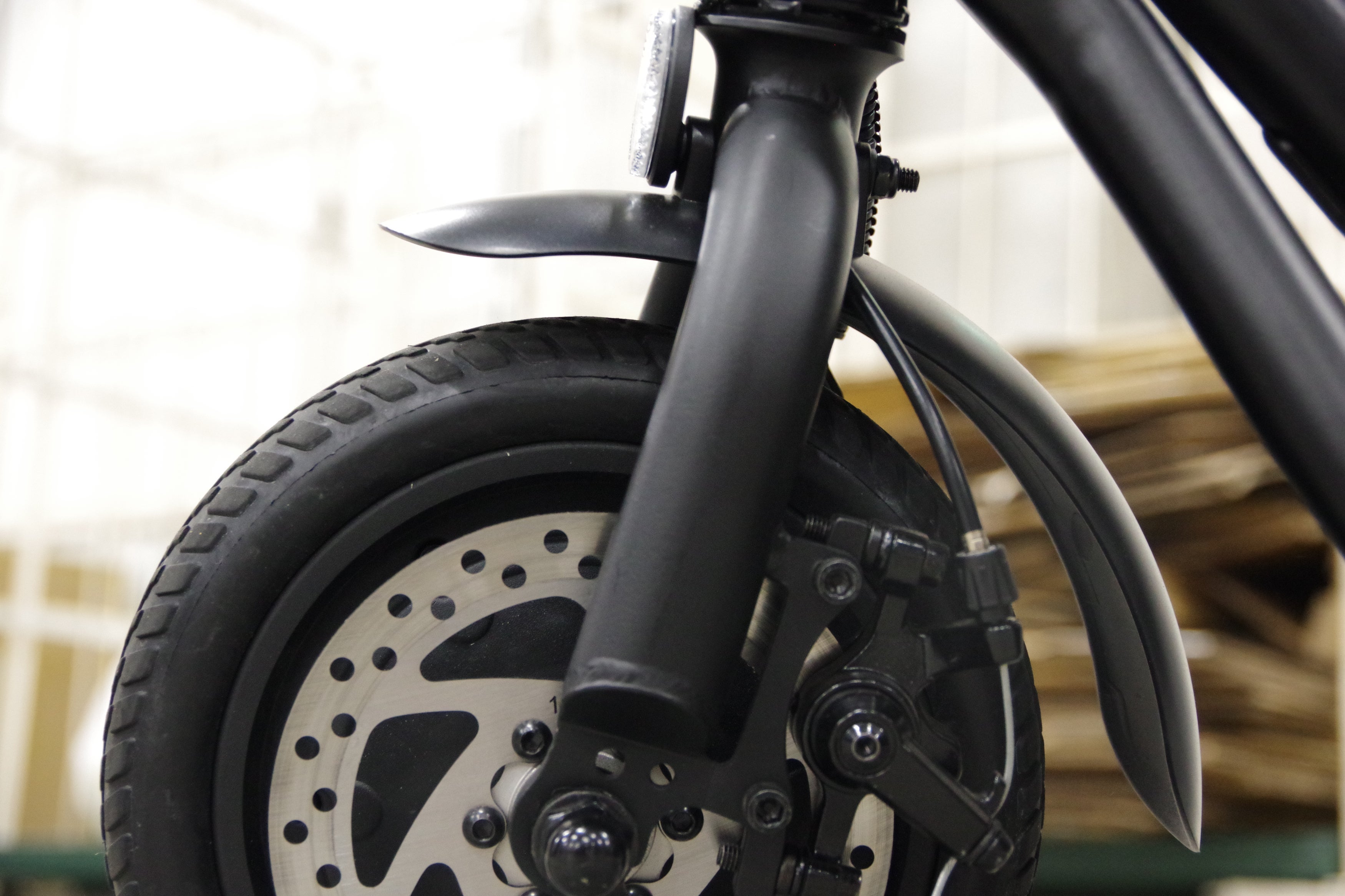 前輪ディスクブレーキ・後輪ドラムブレーキ採用