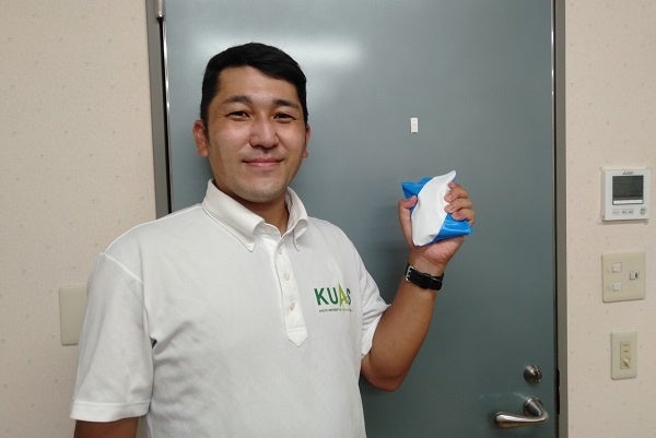 手のひらを冷やす保冷剤を手に持つ野球部コーチ 梶田先生