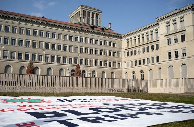 ジュネーブのWTO本部前、TRIPS免除案を阻止しようとする国々に抗議するMSFの横断幕=2021年3月 © MSF/Pierre-Yves Bernard