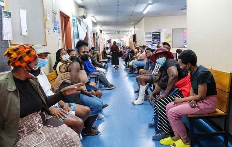 南アフリカ共和国で新型コロナワクチン接種を待つ人びと=2022年1月 © MSF