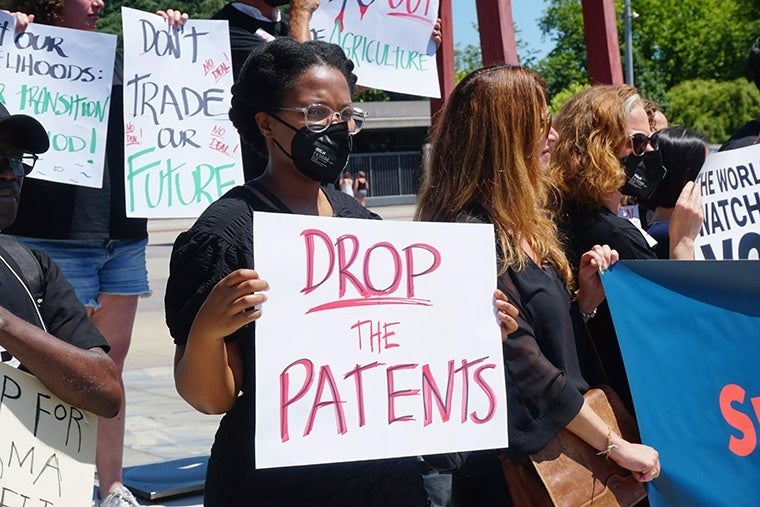 世界貿易機関(WTO)閣僚会議の開催中、多くの市民団体が共同声明で抗議した © MSF