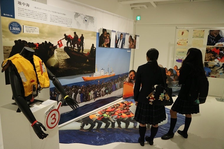 地中海を越えて欧州を目指す難民・移民に関する展示　🄫 MSF