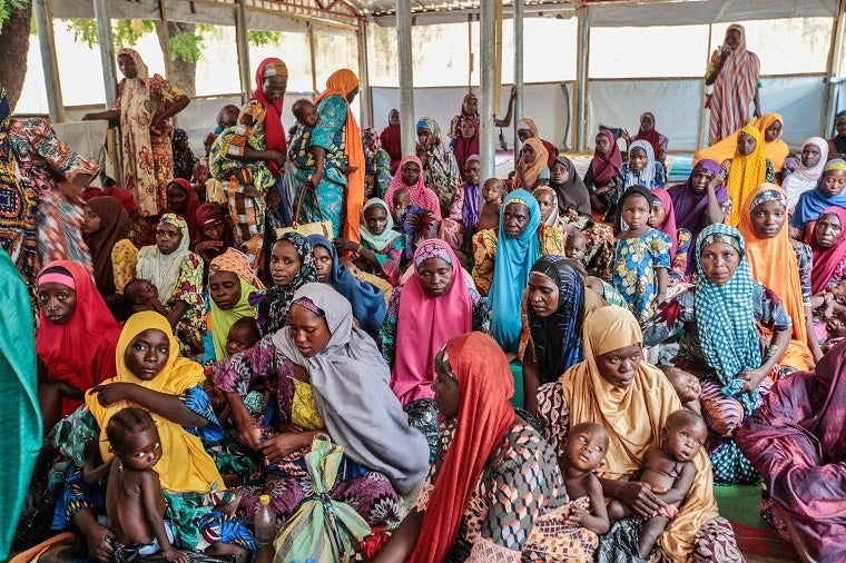 カツィナ州の通院栄養治療センターで診察を待つ多くの親子＝2022年6月30日 © George Osodi