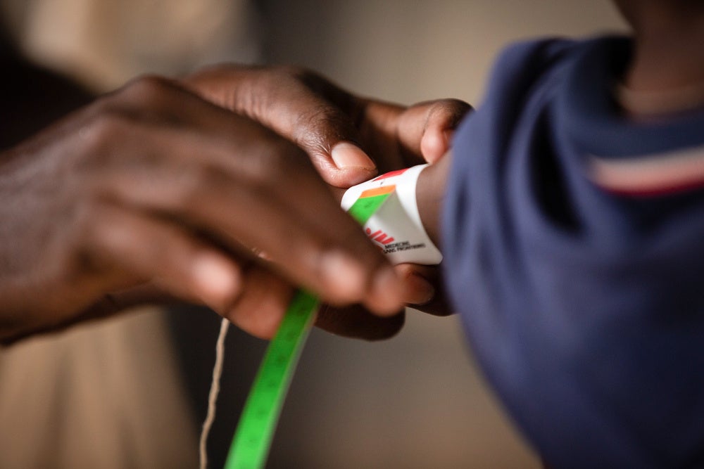 ダガレイで子どもの栄養状態を調べる様子＝2021年11月23日　© Chali Flani Productions for MSF