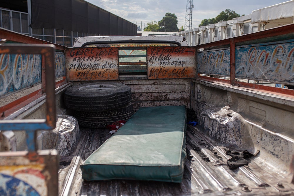 ポルトープランス、タバル病院の救急外来の玄関前に止められた送迎車。けが人は自家用車に設置されたマットレスに乗せられて搬送されてくることもある＝2022年12月2日　© Alexandre Marcou／MSF