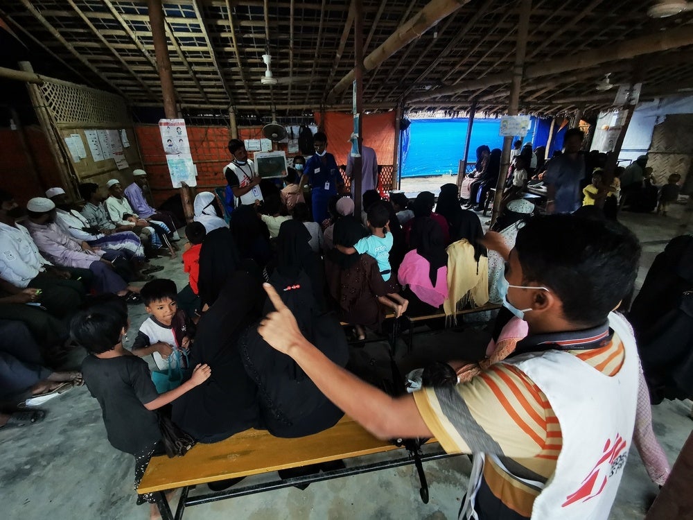 コックスバザールの診療所の待合室で疥癬に関する啓発活動を行うMSFのボランティア＝2023年6月1日 © MSF／Malvoisin