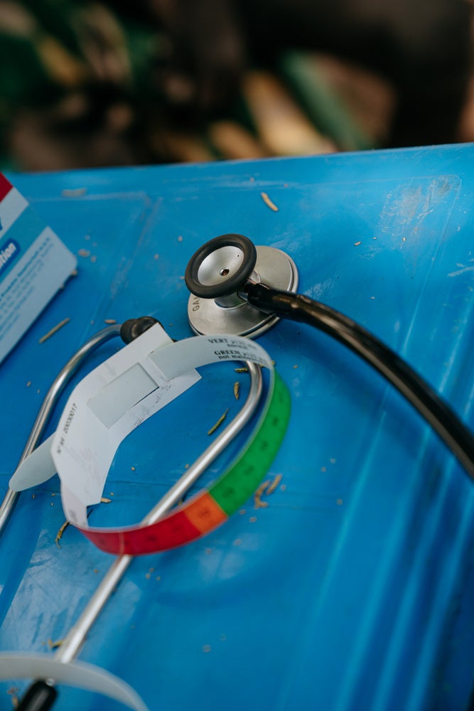 上腕周囲径測定帯（MUAC）は主に0歳から5歳の子どもの上腕の周囲を測定し栄養失調の特定に使用する=2023年2月16日　© MSF／Julien Dewarichet