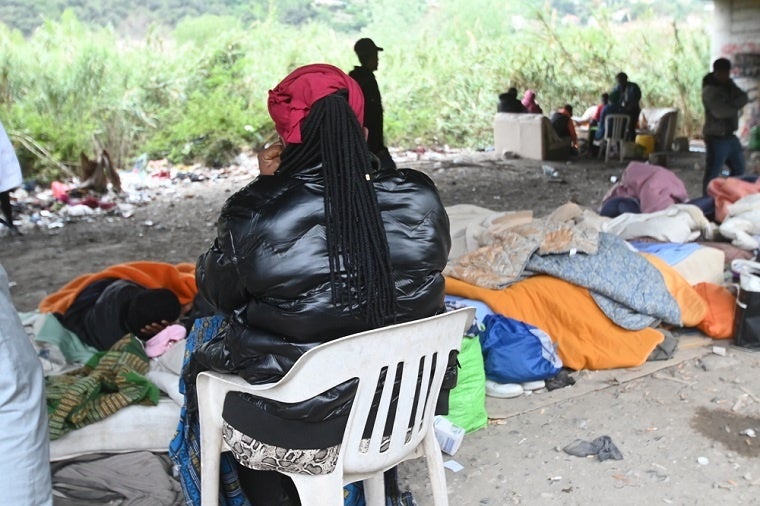 イタリア、ベンティミーリア市の川沿い。フランスに渡ろうとする人びとの一時的な非公式の滞在場所となっている＝2023年5月17日　© MSF／Candida Lobes