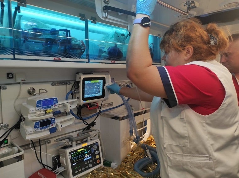 ミサイル攻撃で負傷した患者を搬送するMSFのスタッフ＝2023年9月7日 © Yuliia Trofimova／MSF