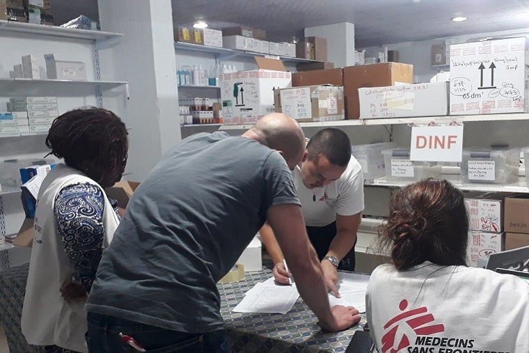 医療物資の準備を行うMSFのスタッフ=2023年10月8日　© MSF
