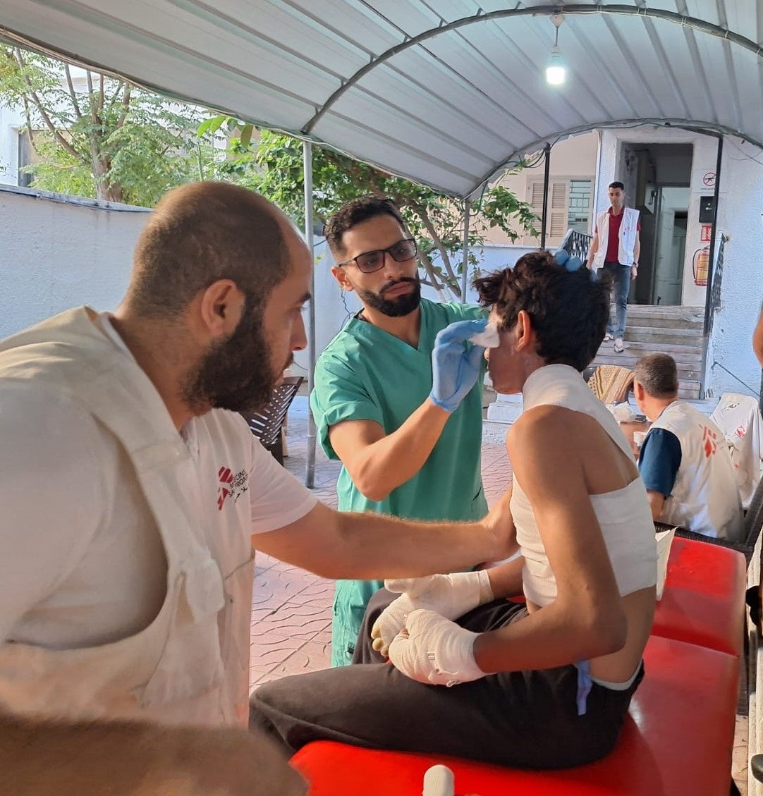 空爆で負傷した少年のケアに当たるMSFの看護師=2023年10月19日 © MSF