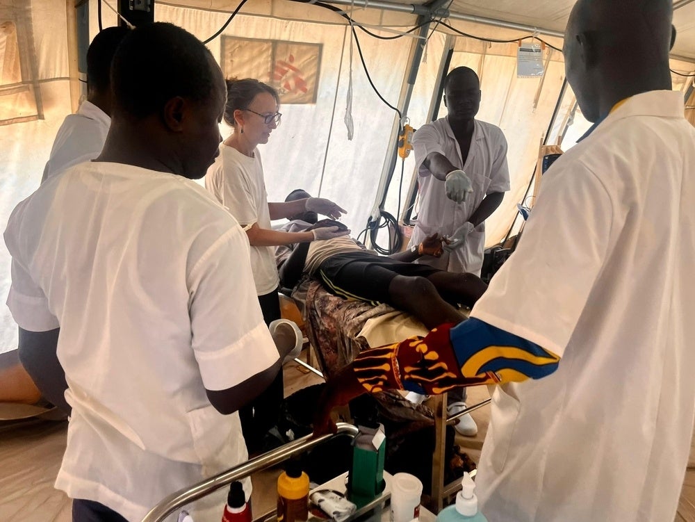 ジェネイナでの戦闘激化から逃れチャド東部アドレに避難した、最初の患者の1人を治療するMSFのチーム=2023年11月4日　© Jan Bohm／MSF