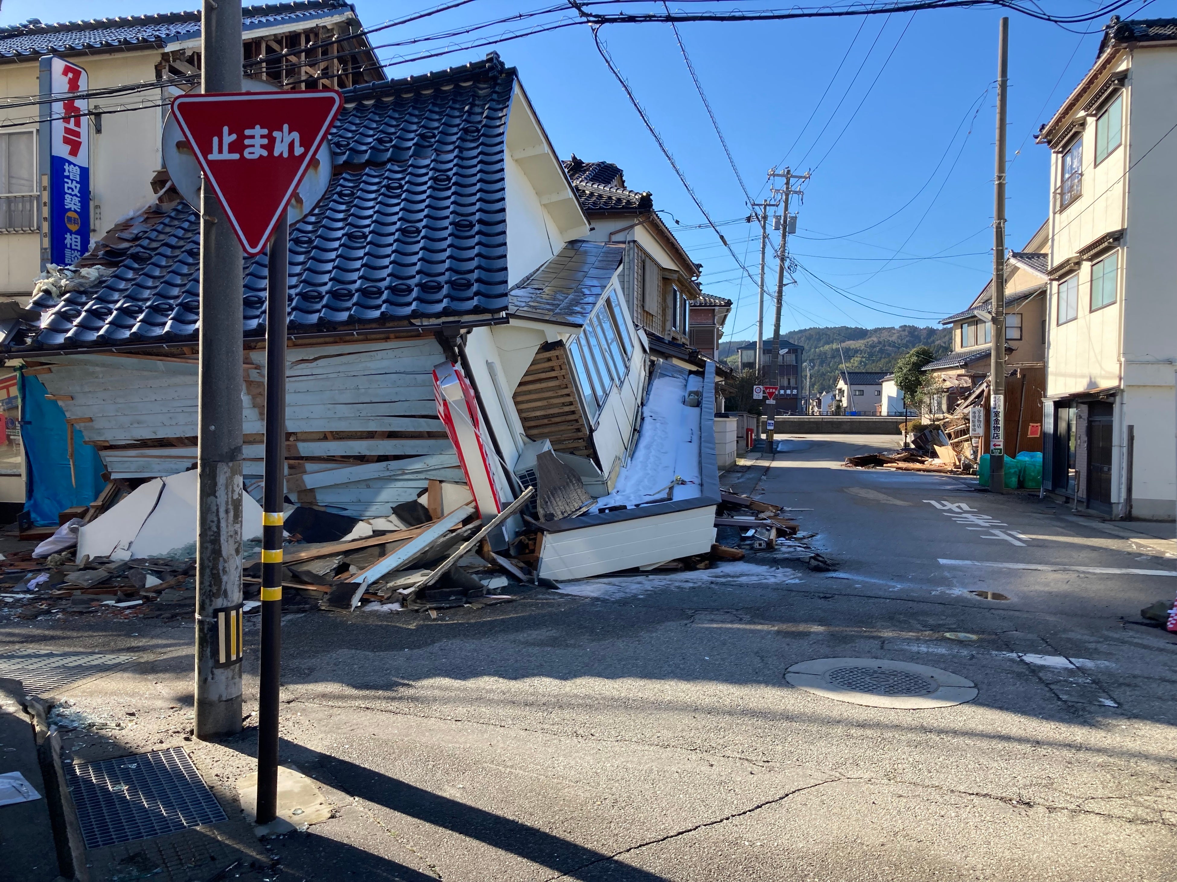 輪島市内の倒壊した家屋＝2024年1月17日 © MSF