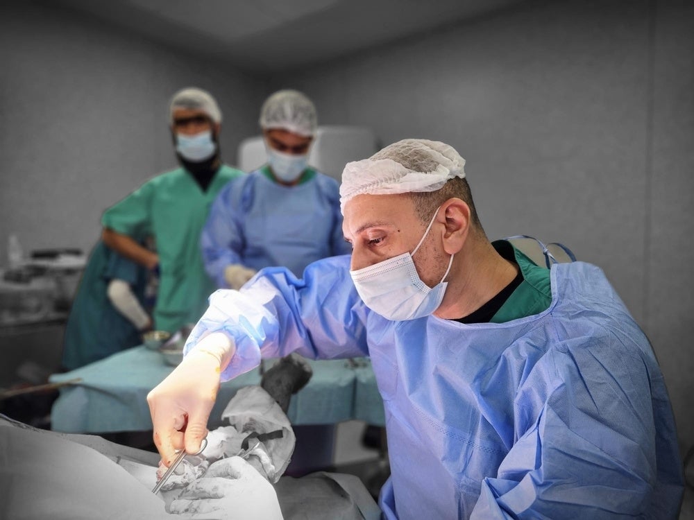 患者が殺到するナセル病院で医療援助活動をするMSFのスタッフ＝2023年12月12日 © MSF