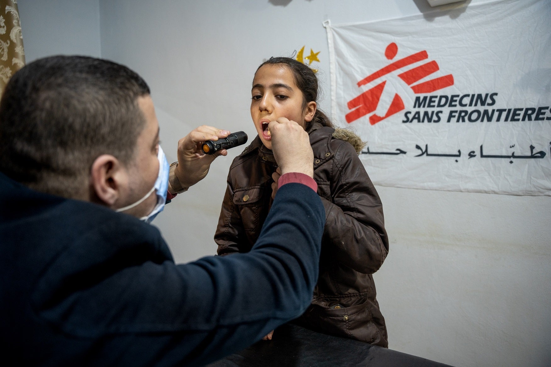 イドリブ県北部のマシャド・ルヒン医療センターで診察を受ける女児。同センターは多くの避難民が暮らすキャンプに隣接している＝2023年12月19日 © Abdulrahman Sadeq／MSF