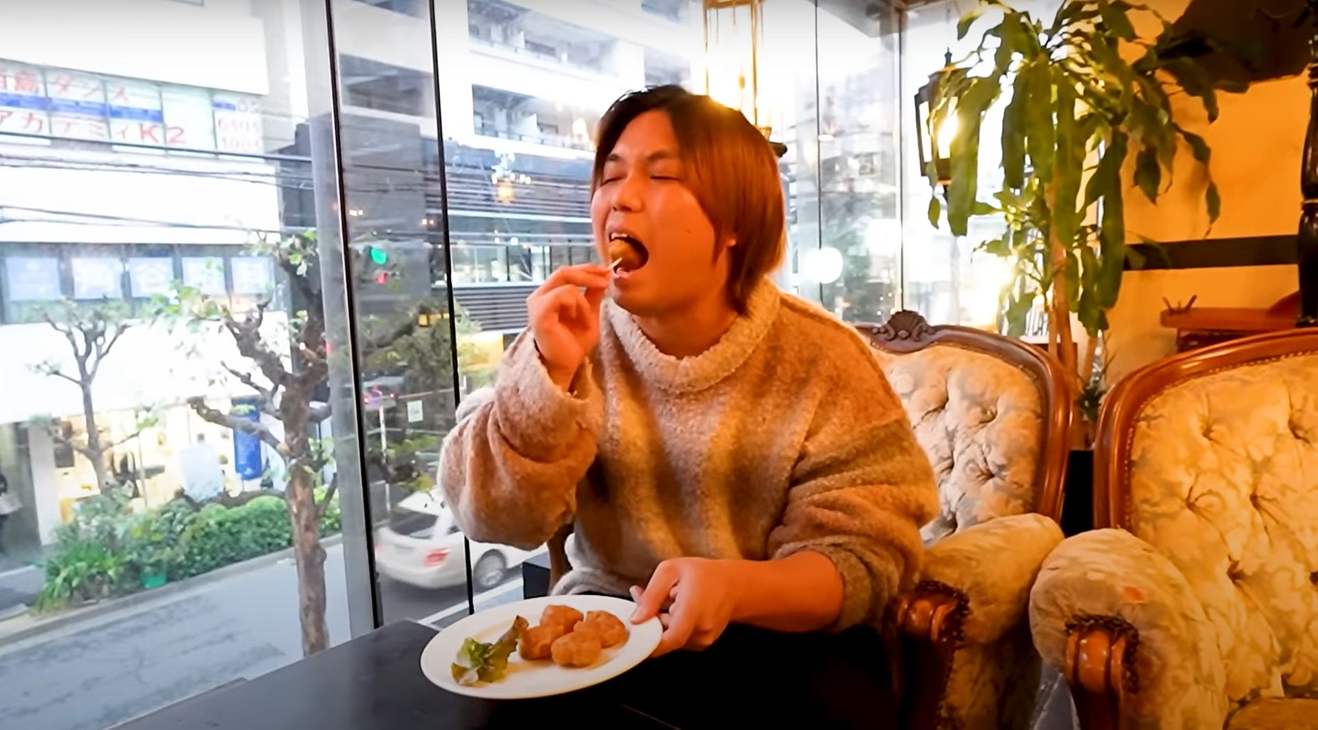 お店のグルメを楽しむトミーさん