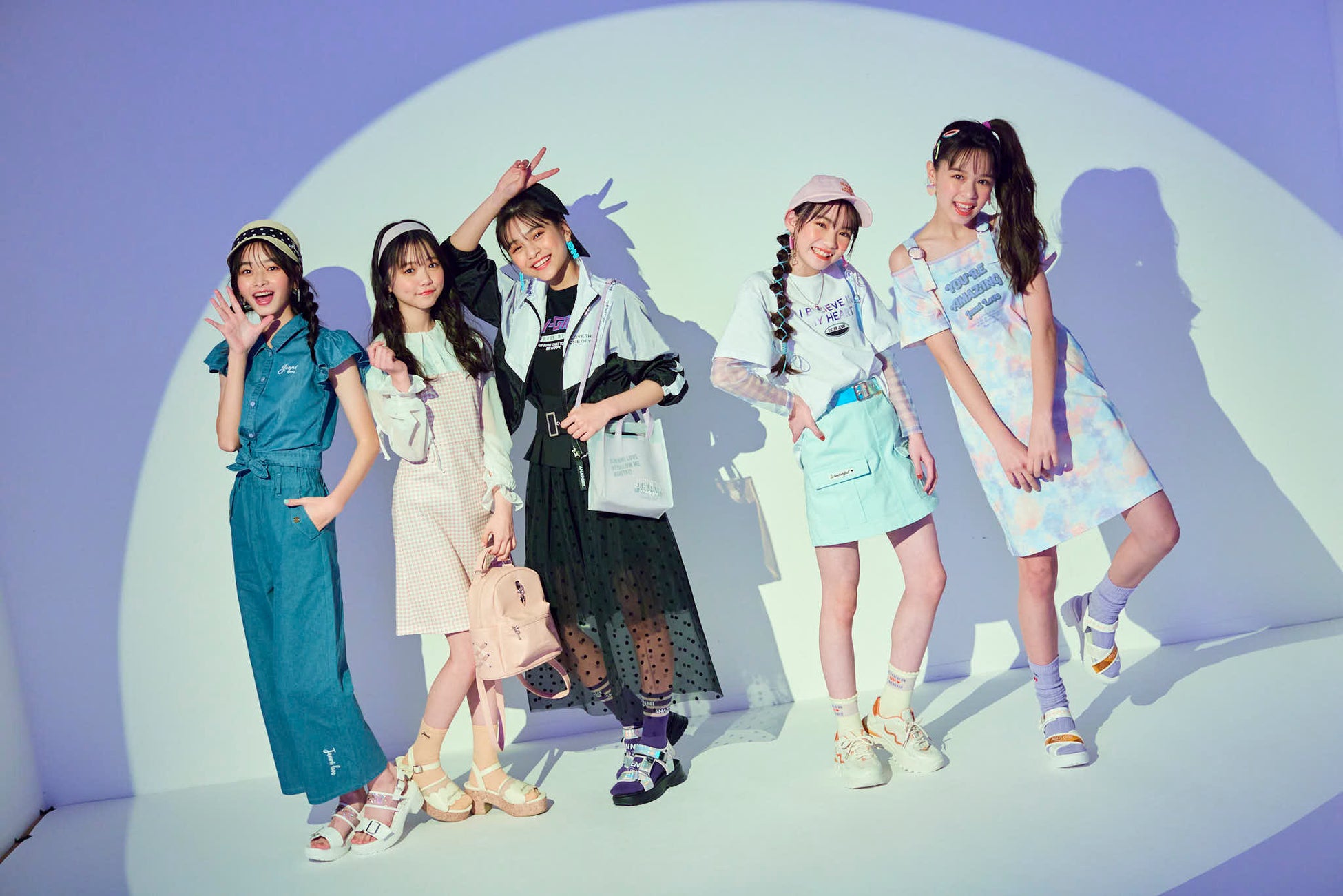 Photo/Ito Sho Stylist/Ogasawara Hiroko Hair&Make/Shibuya Erina  (C)新潮社