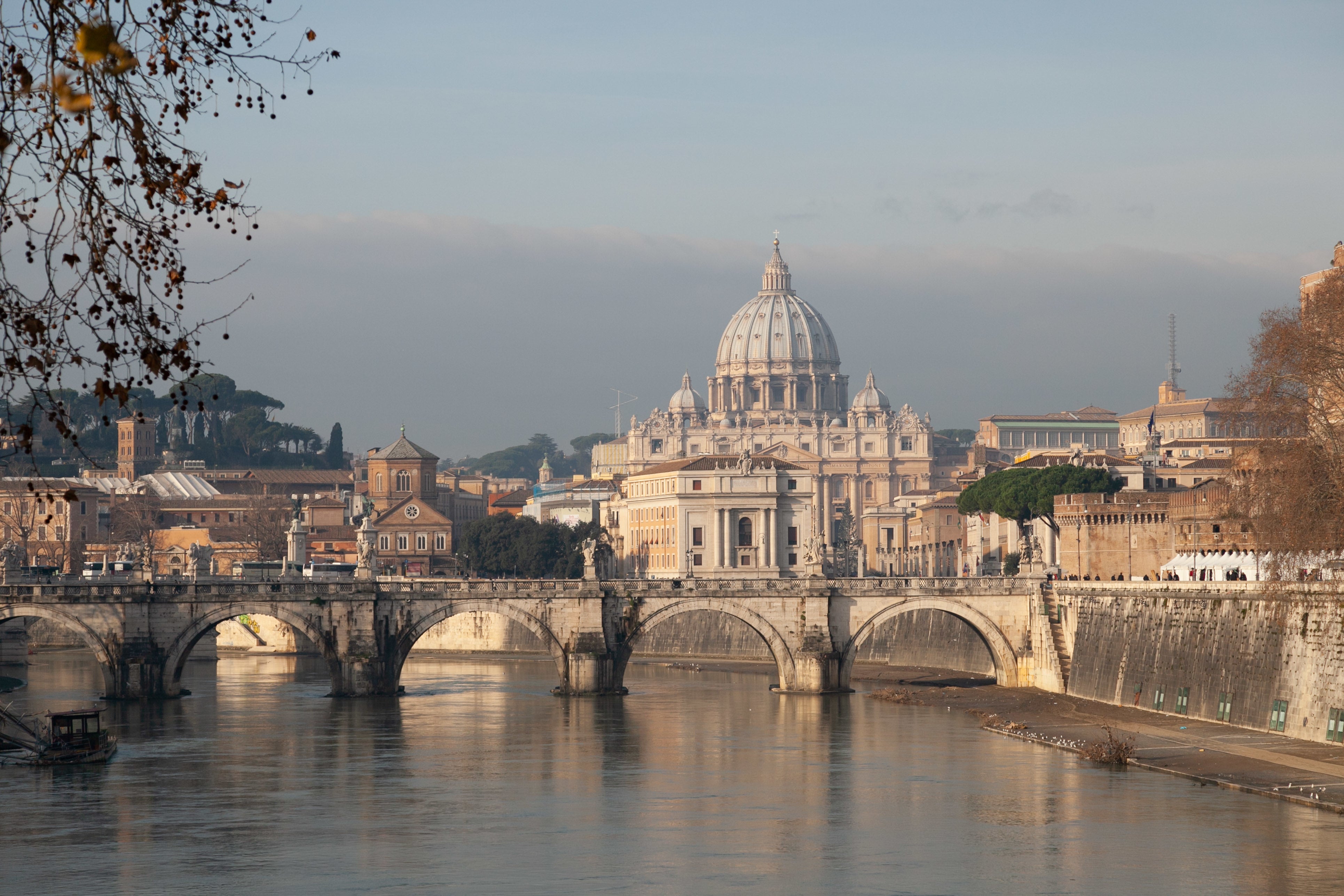 ローマ教皇の本拠地ヴァチカンのサン・ピエトロ大聖堂 撮影：青木登（新潮社）