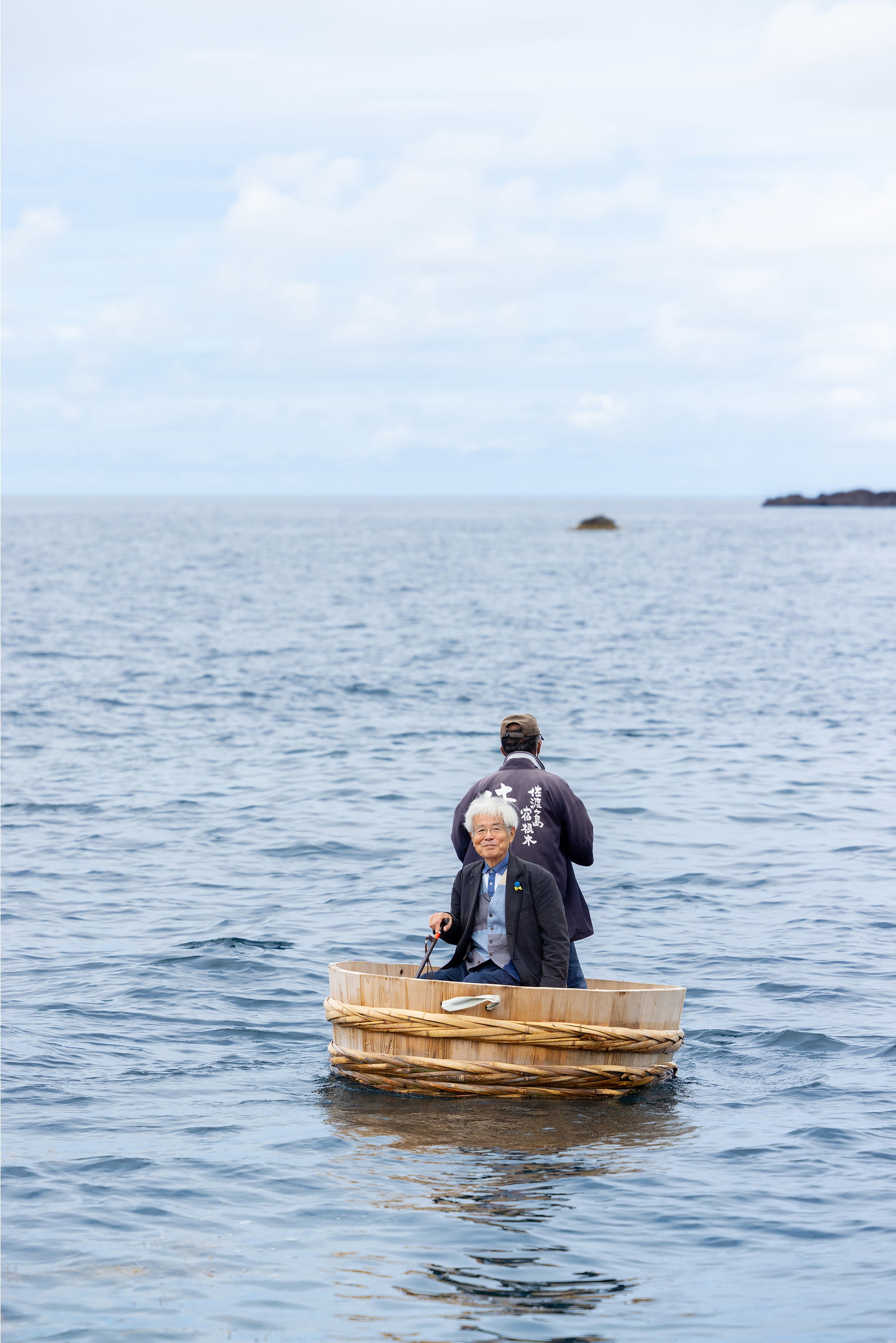 たらい舟にのる養老孟司さん。撮影：青木登（芸術新潮）