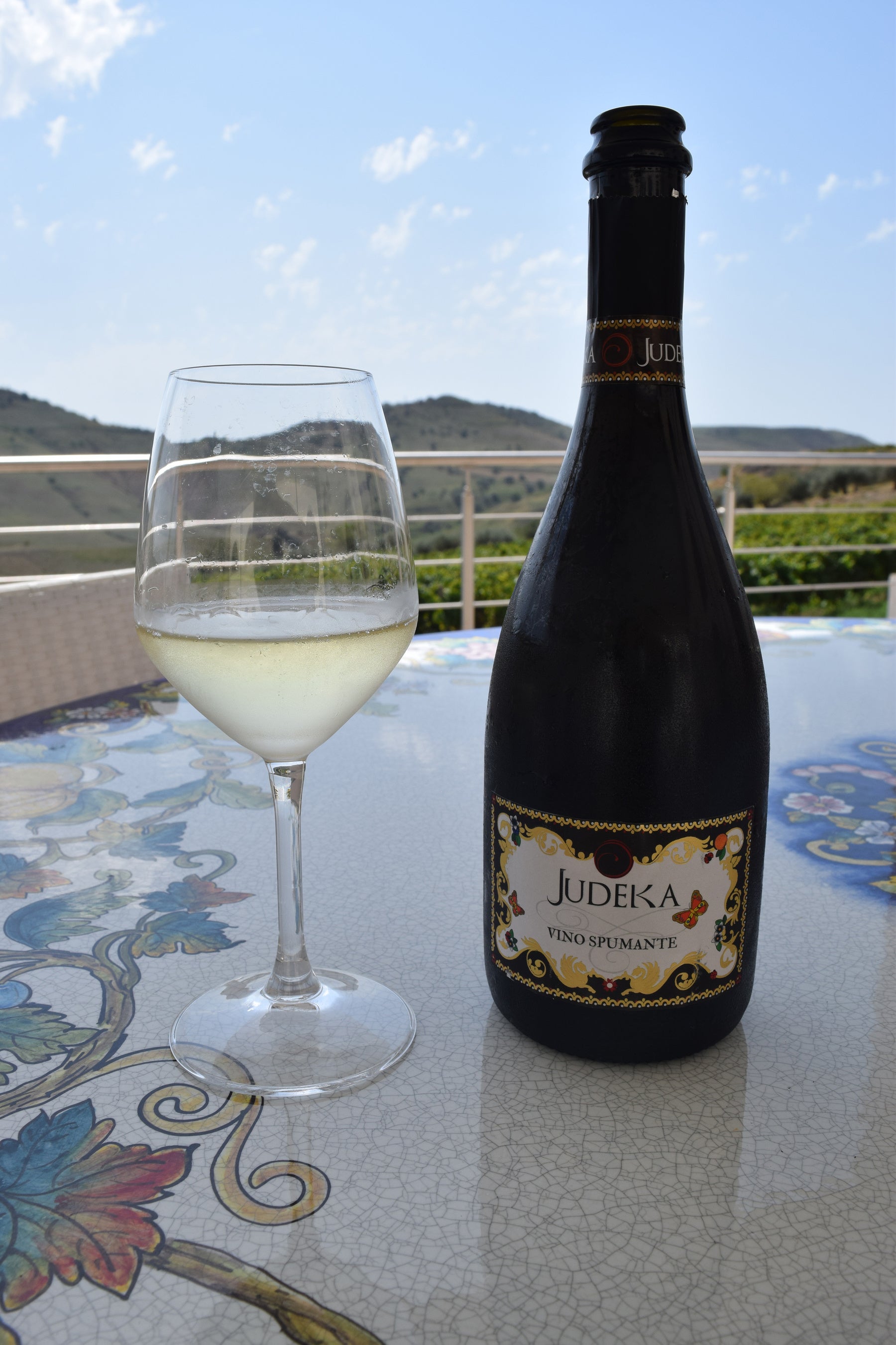 マフィアの恐喝を受けたこともある姉弟の有機ワイナリー「ユーデカ」の白ワイン。 写真提供　島村菜津