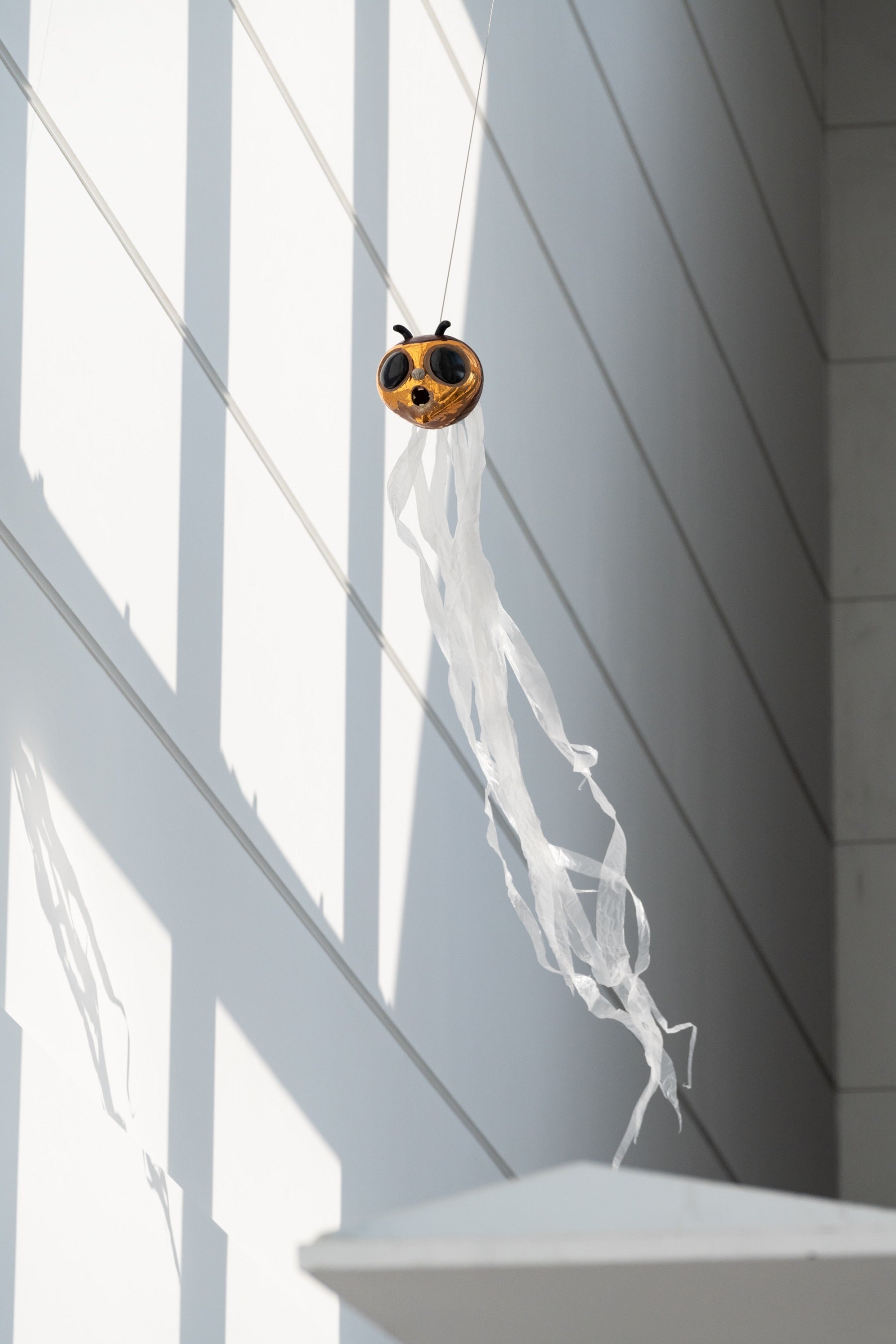 《振り子　ゴキンチの先生（PendulumGokinchi no Sensei）》 2022年 アルミ、ステンレスワイヤー、スタイロフォーム、 アクリル塗料、スピードコントロールモーター ©鴻池朋子 ©楳図かずお／小学館 Photo： Ken Kato