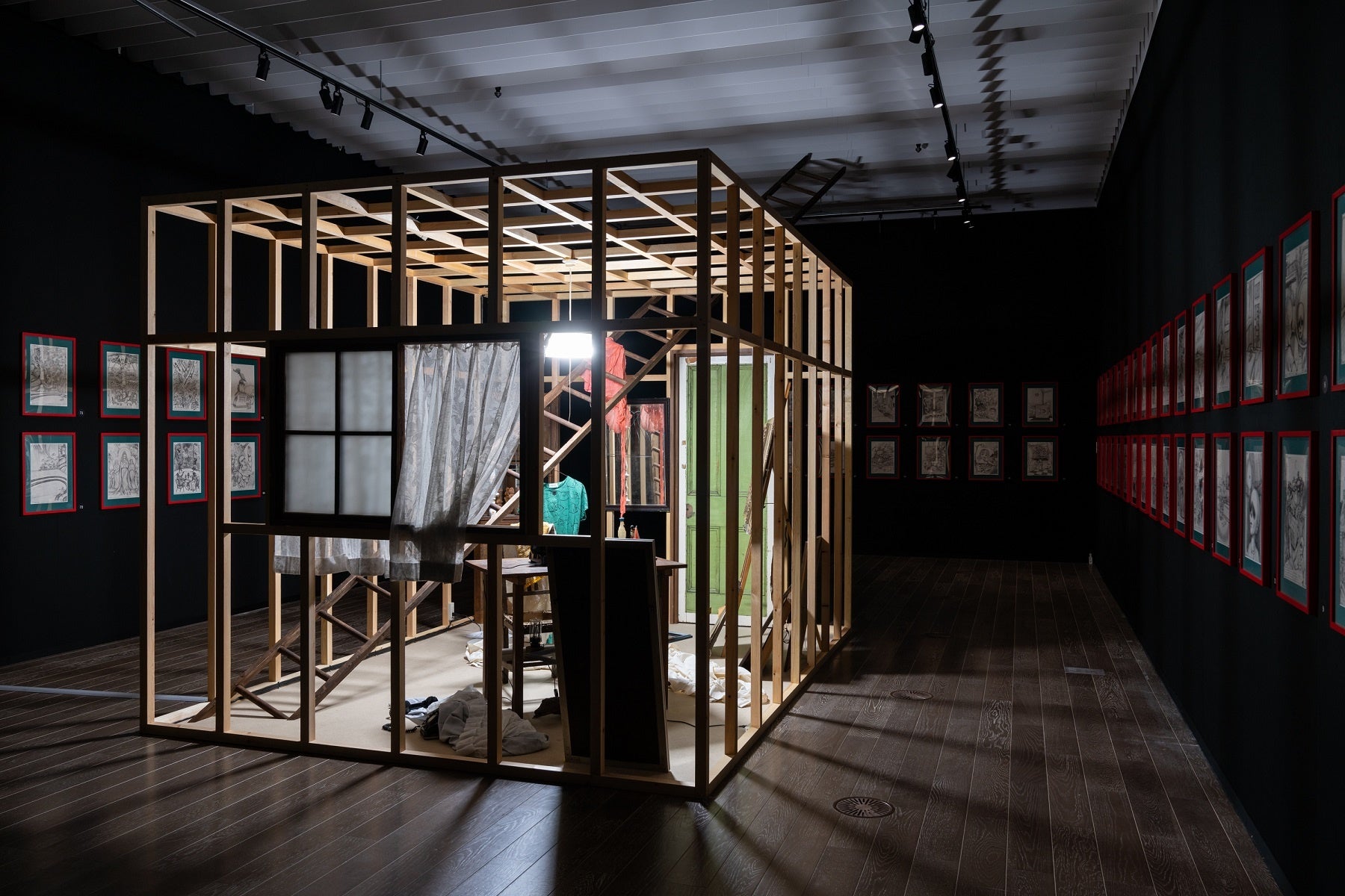 冨安由真《Shadowings》 2022年 ミクストメディア ©冨安由真 ©楳図かずお Photo： Ken Kato