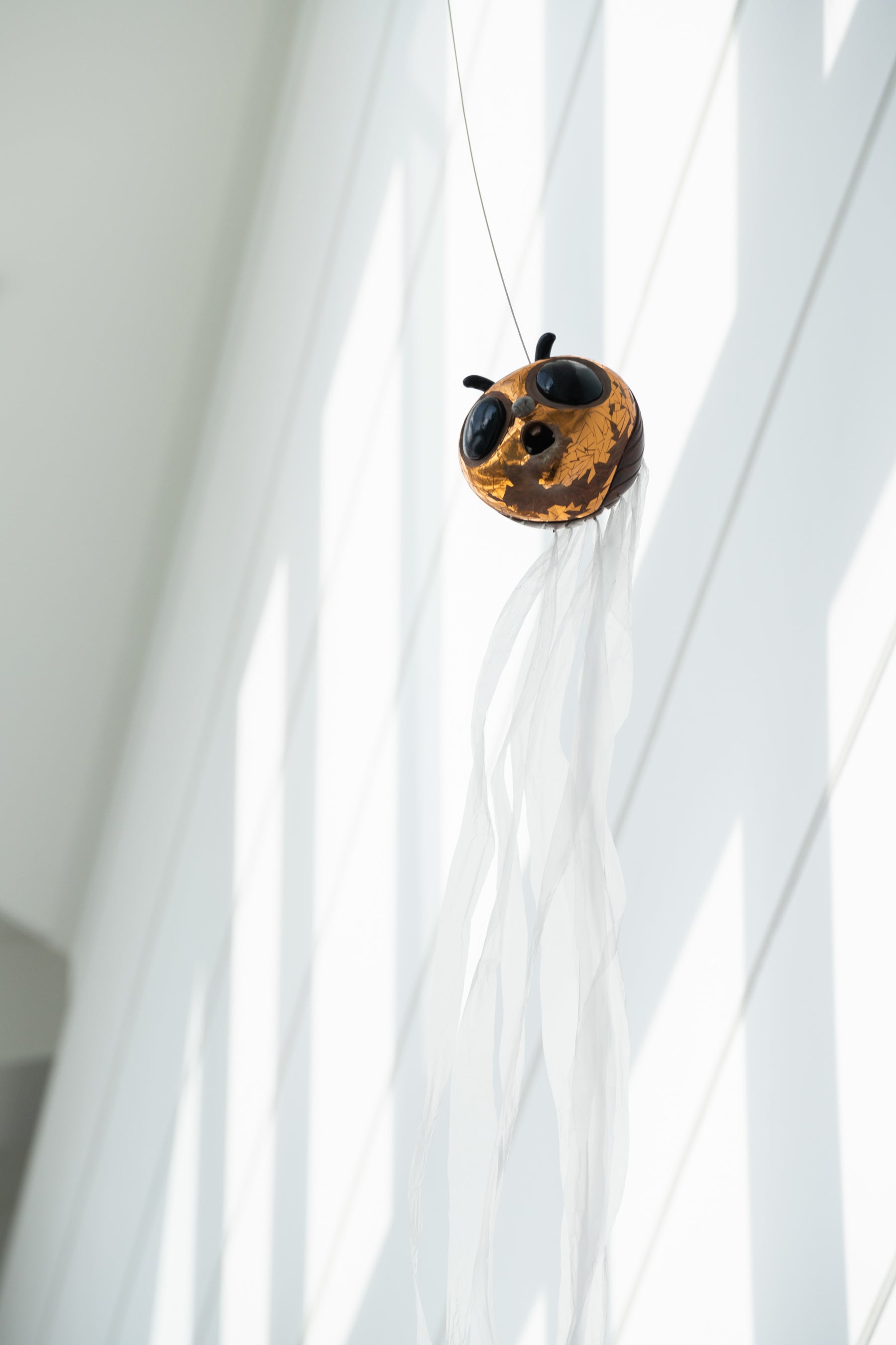 《振り子　ゴキンチの先生（PendulumGokinchi no Sensei）》 2022年 アルミ、ステンレスワイヤー、スタイロフォーム、 アクリル塗料、スピードコントロールモーター ©鴻池朋子 ©楳図かずお／小学館 Photo： Ken Kato