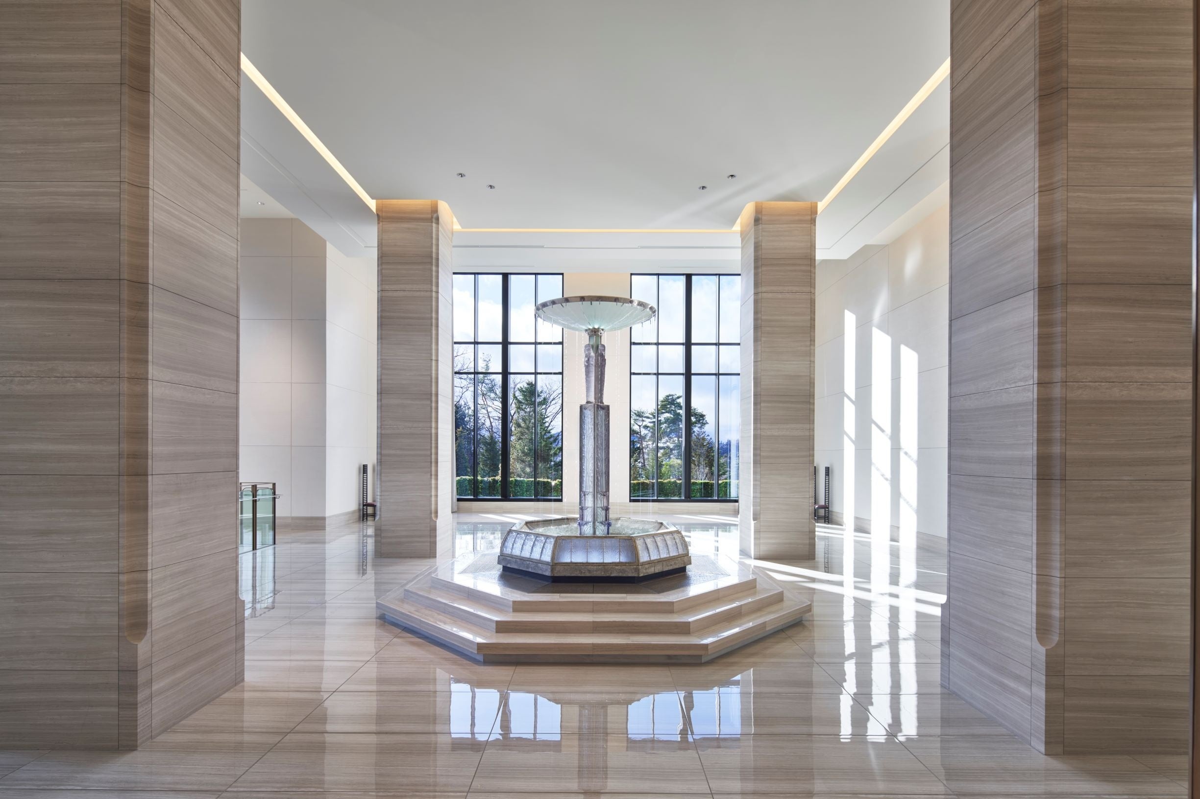 美術館ロビー（正面作品：ルネ・ラリック「シャンゼリゼ・ショッピング・アーケイドの噴水」）