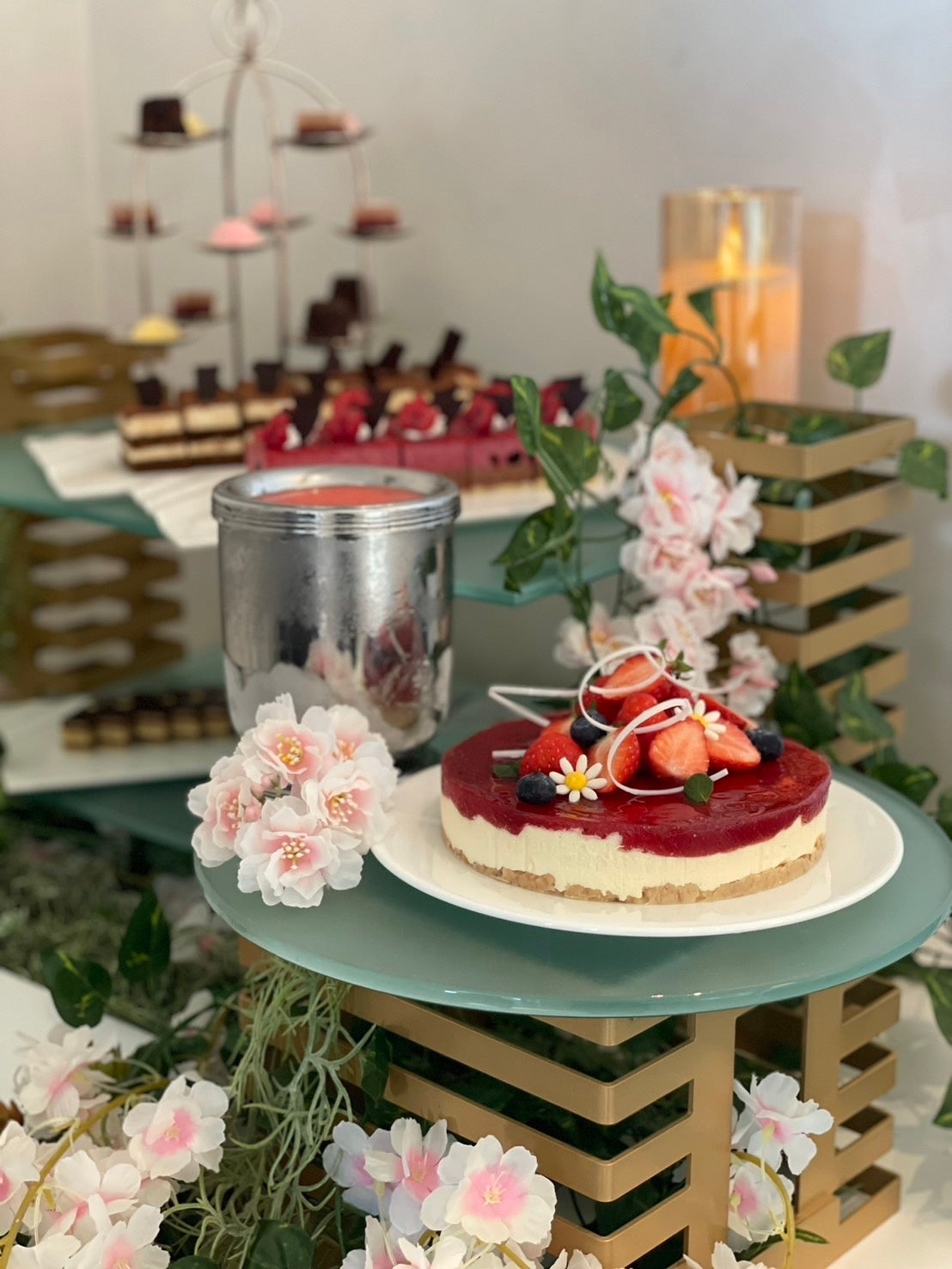 兵庫県産あまクイーン苺のソルベ／レアチーズ（芦屋ベイコート倶楽部）