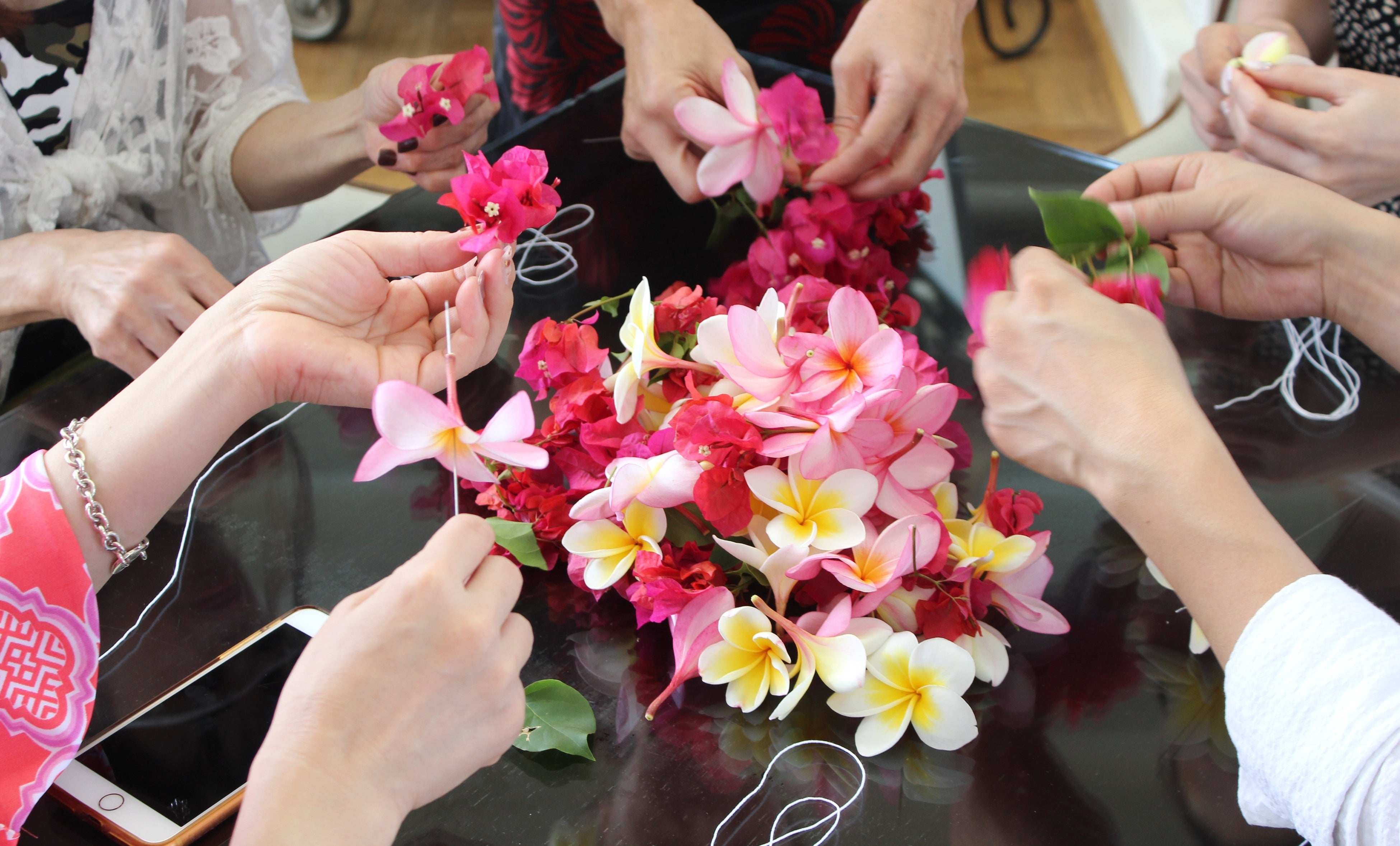 カハラの敷地内にある季節の草花を利用した、レイメイキングの体験。レイ（Lei）はハワイでは「愛」や「友情」の象徴とされており、お祝いやご挨拶など特別な機会に、大切な人にプレゼントをするものです。