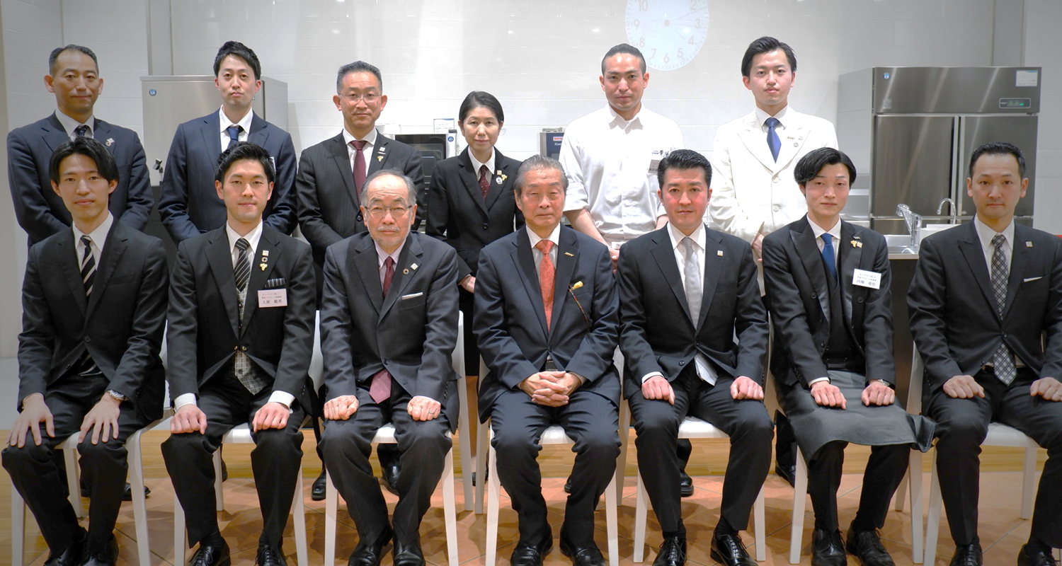 準決勝参加者、審査員および大会運営スタッフの集合写真（東邦ガス プロ厨房オイシスにて）