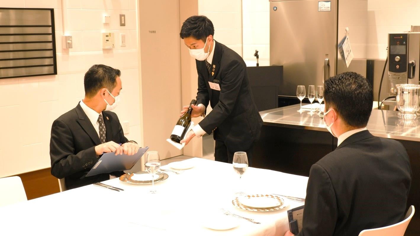 サービス実技の様子（「東邦ガス プロ厨房オイシス」にて）