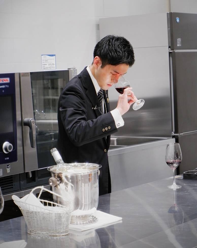 決勝審査会でのブラインドテイスティングの様子（東邦ガス プロ厨房オイシスにて）