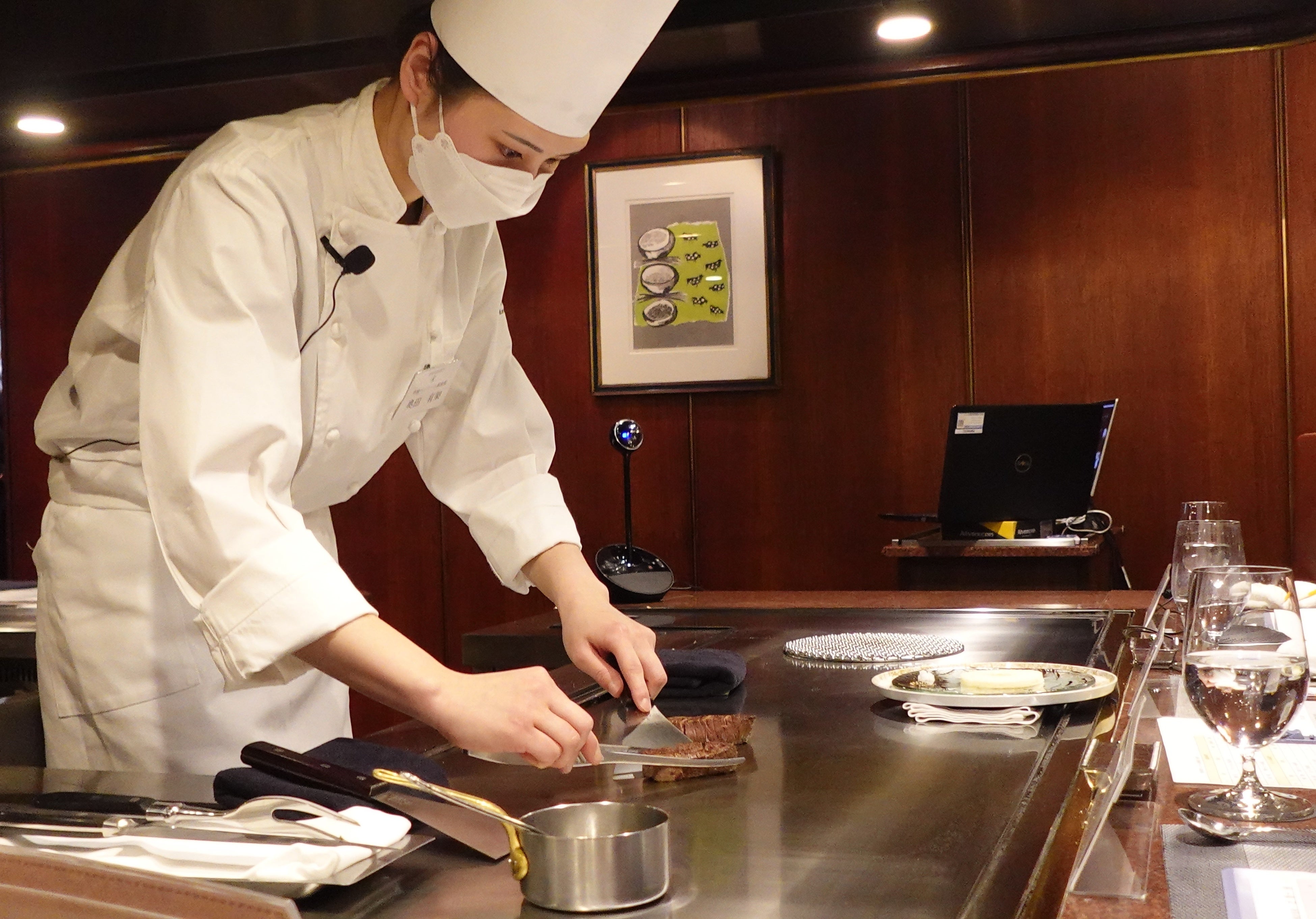 決勝審査会（基礎技術部門）の様子／鉄板焼き基礎技術部門「ゴールド賞」奥田 有架