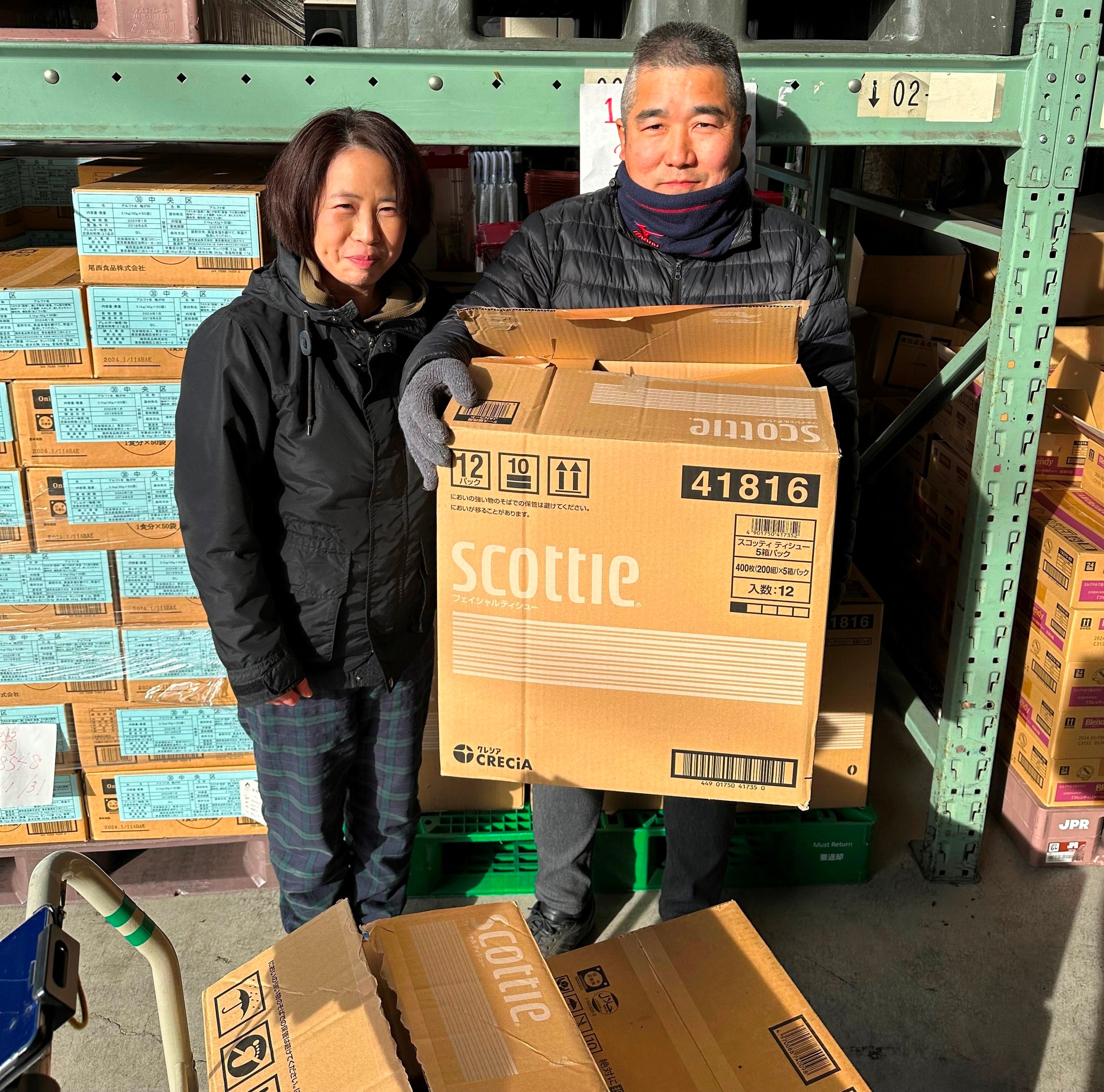 フードパントリー活動を行っている団体へ寄贈の様子