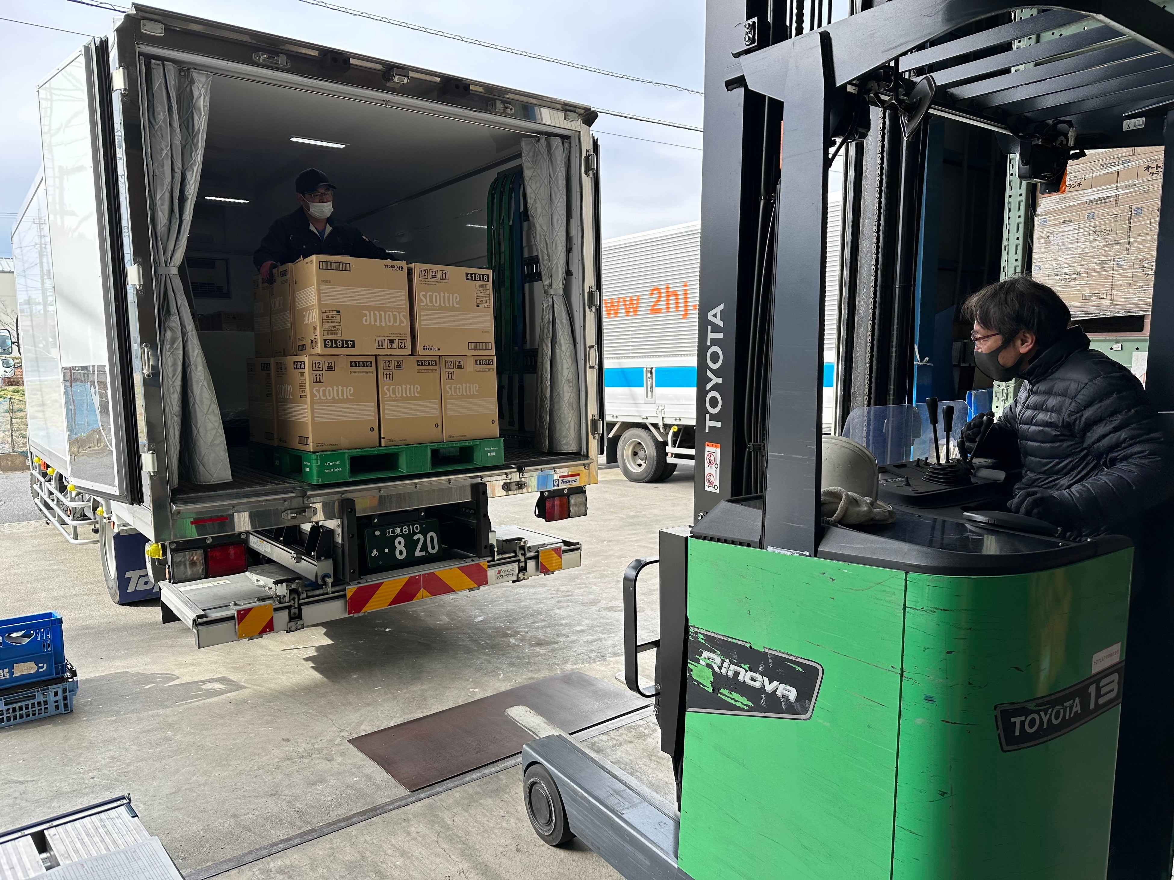 鏡餅搬入の様子