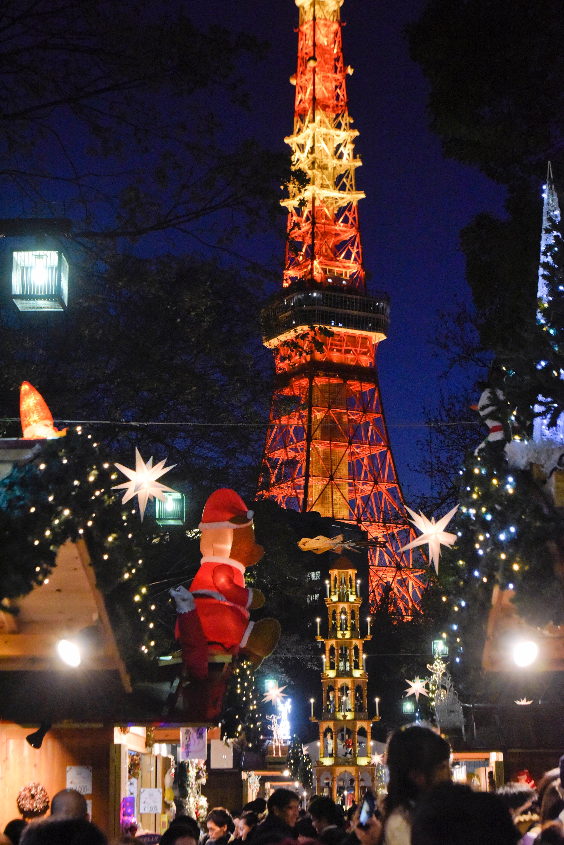 クリスマスピラミッド 東京に“2基の巨大クリスマスピラミッド”同時出現神宮外苑と芝