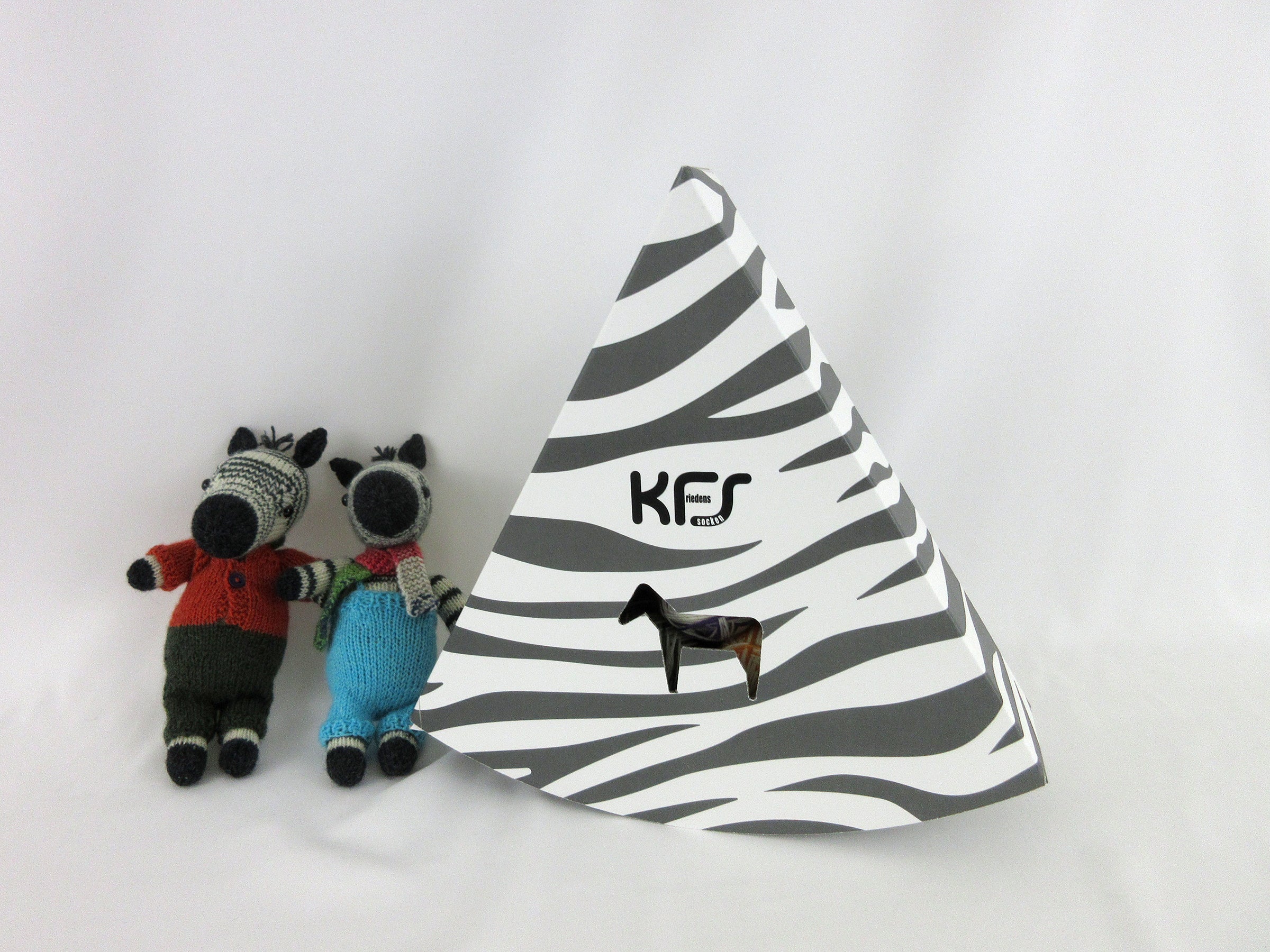 画像のゼブラ編みぐるみは完成作品例