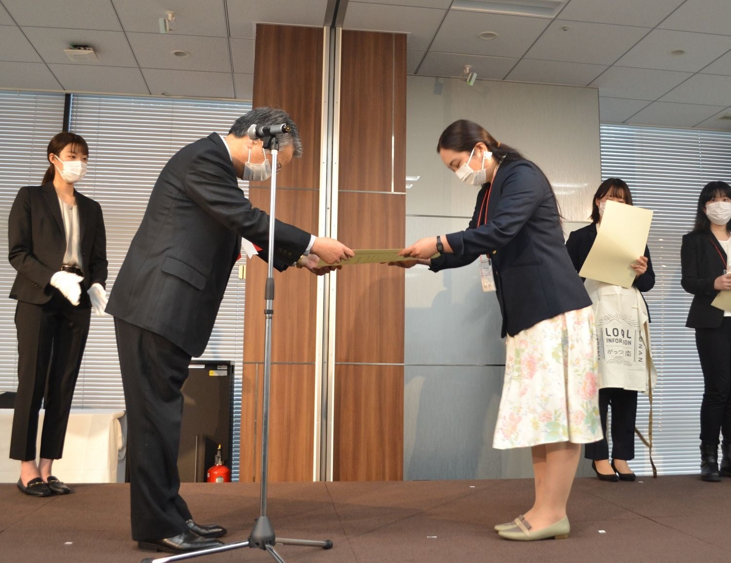 表彰式の様子（授与）