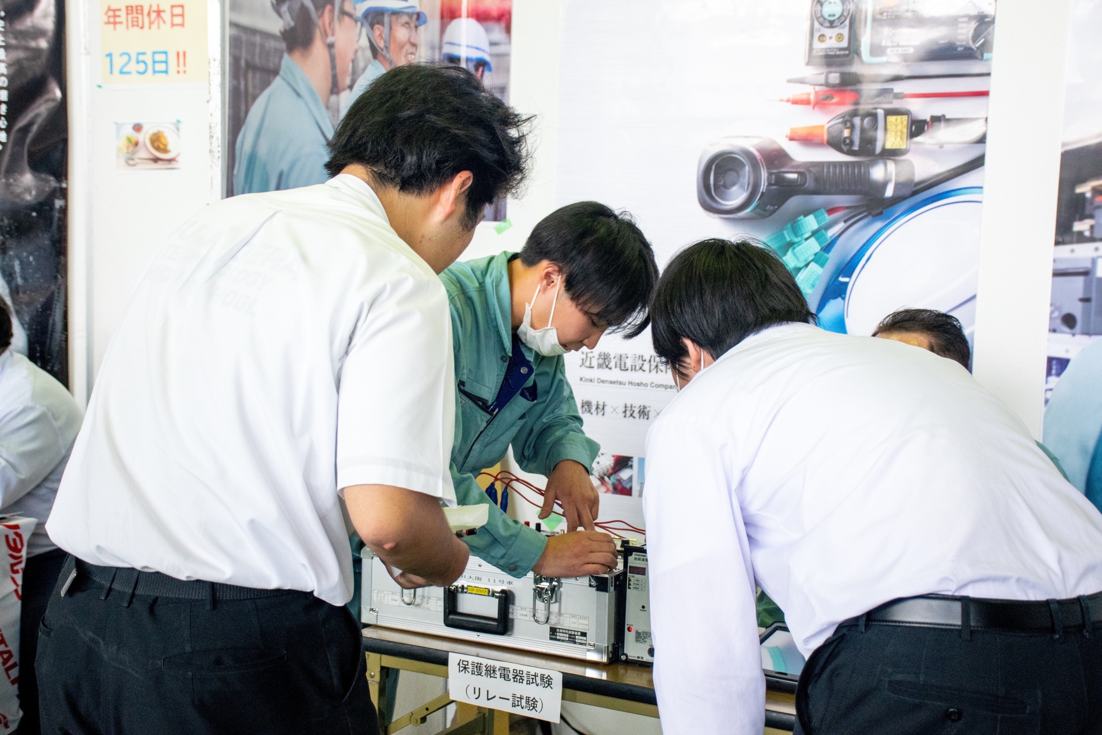 ▲実際に電気配線を繋ぐ体験する様子