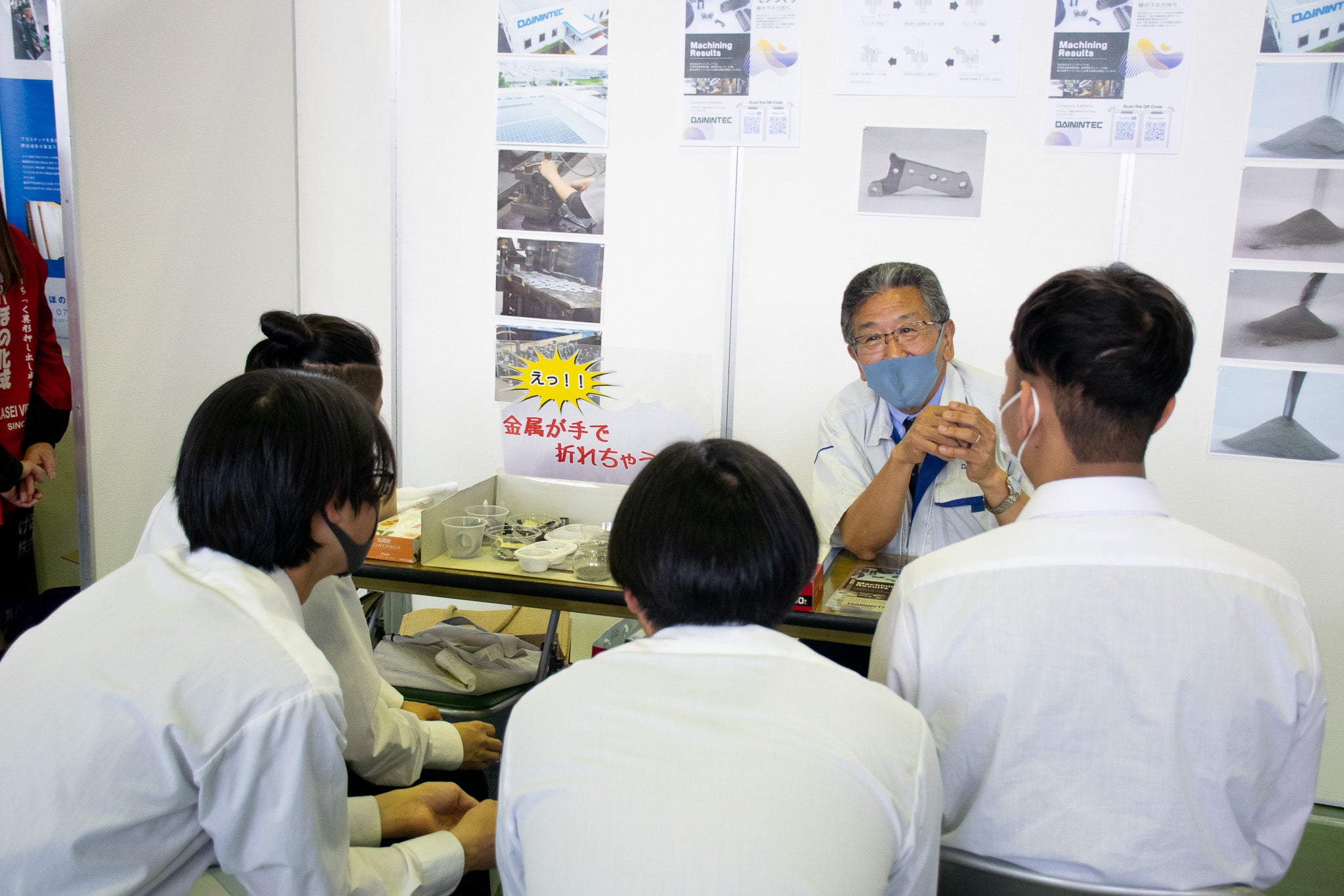 ▲企業の話を聞き、製品に触れたり質問する様子