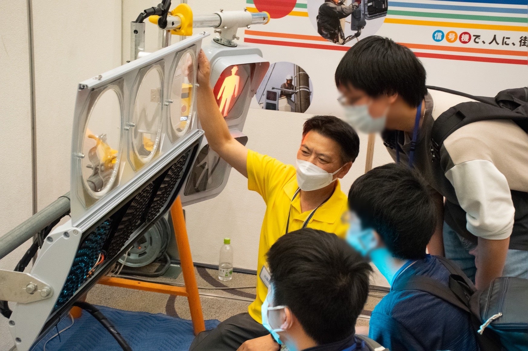 ▲信号機の仕組みを説明し、操作体験を行う様子