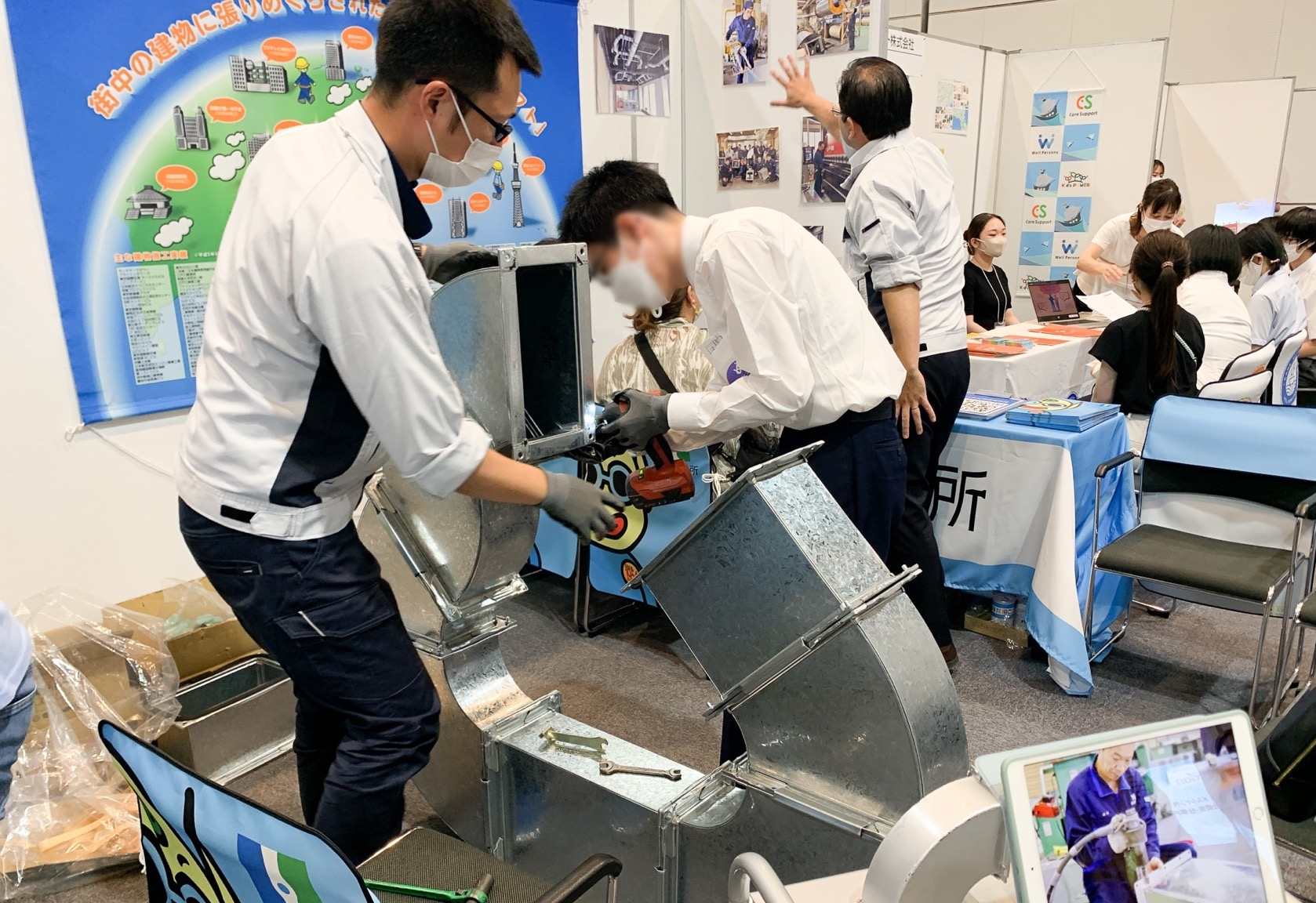 ▲製品のダクトを組み立て体験により作業と構造を知ります