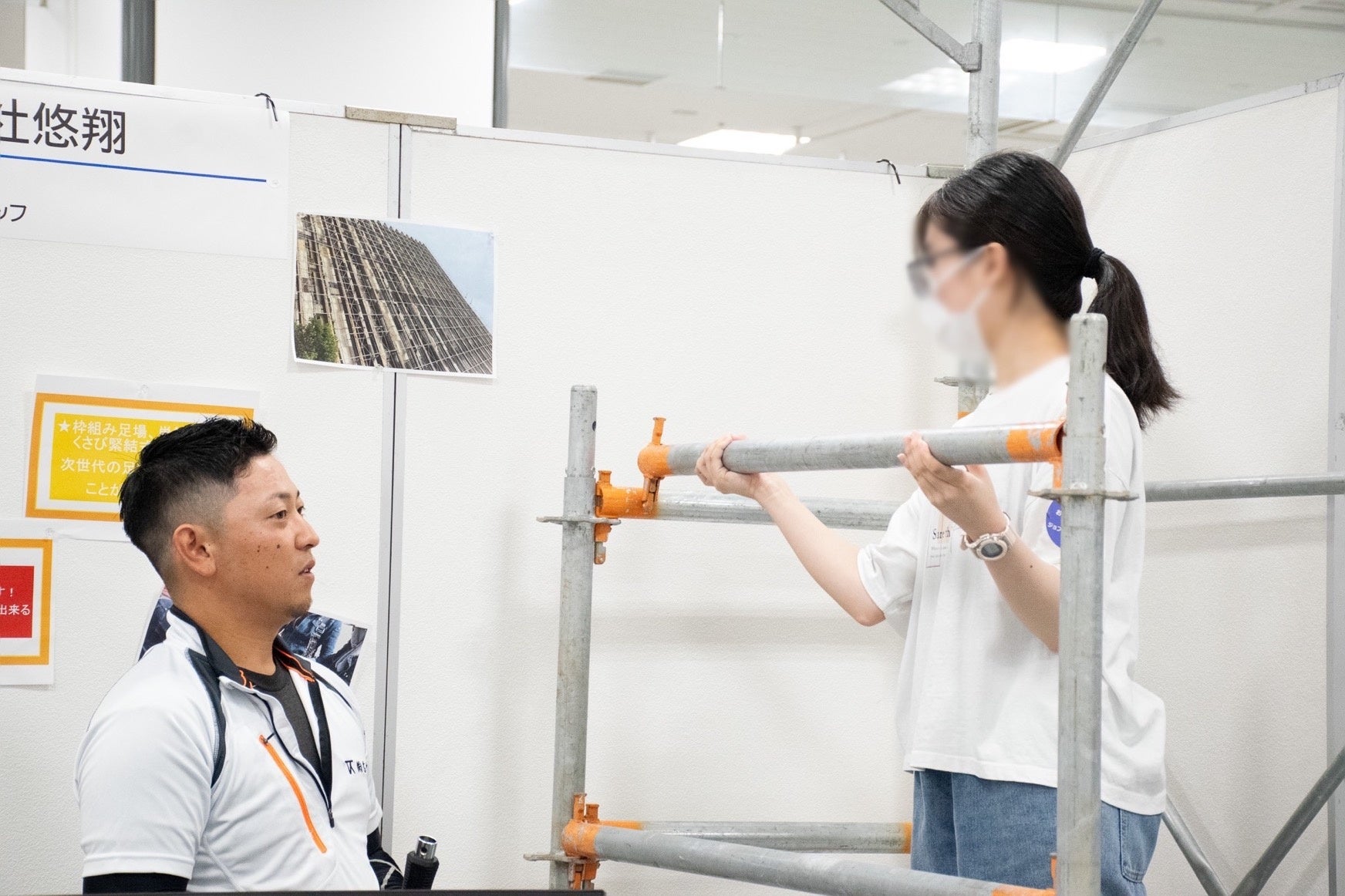 ▲建設現場の基礎である足場の組み立てを体験