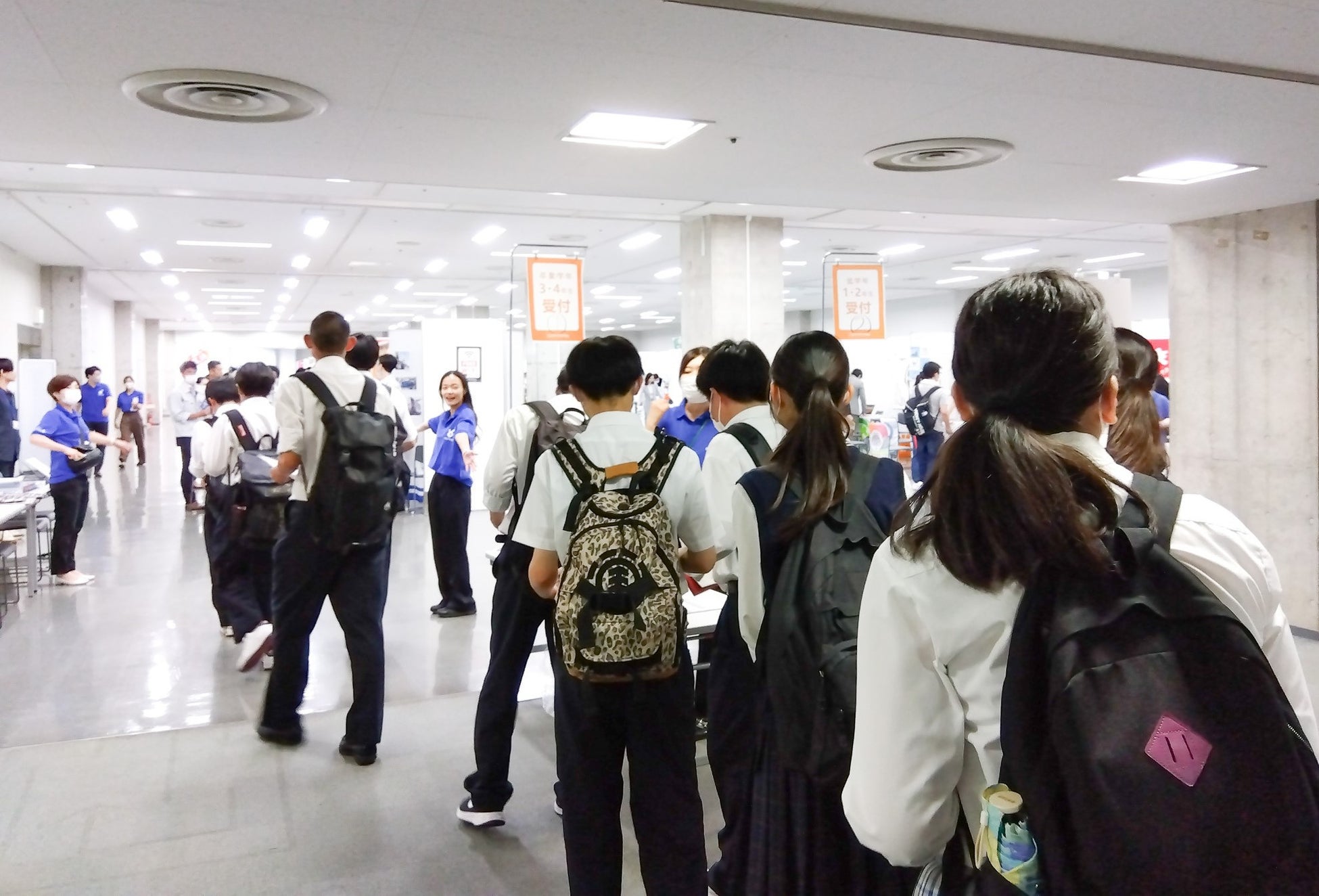 ▲埼玉会場の様子 開始時間に大勢の高校生が並びました