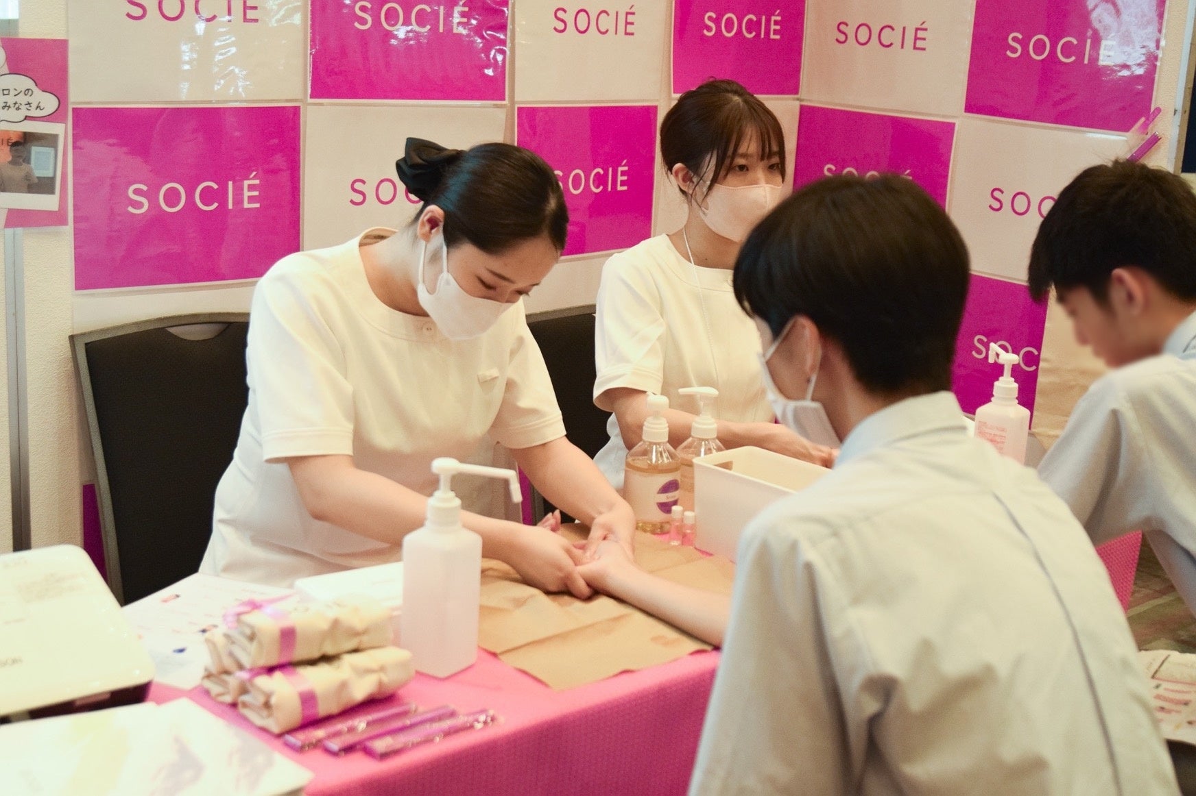 ▲ハンドマッサージ体験でエステを体感します