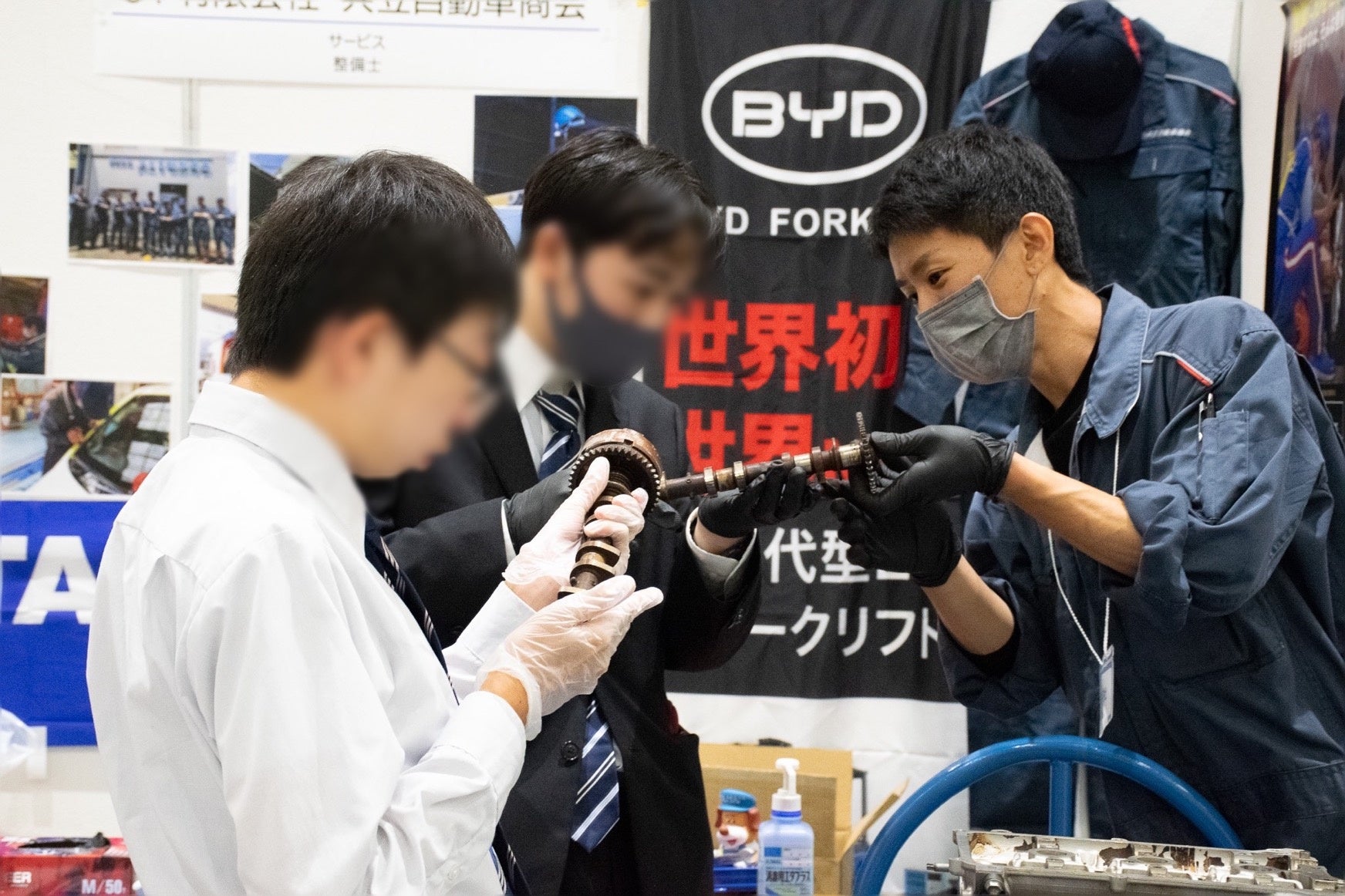 ▲軽自動車のエンジンの部品の組み立てを体験します