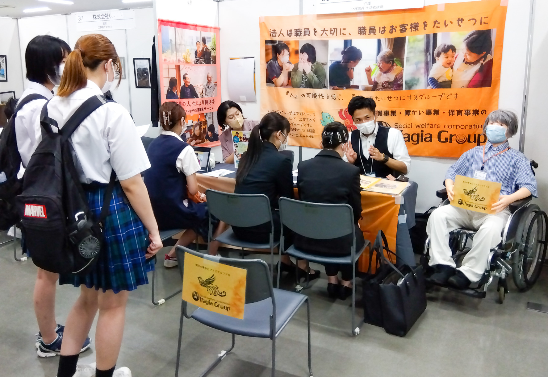 多くの高校生が複数の企業ブースで話を聞きました。